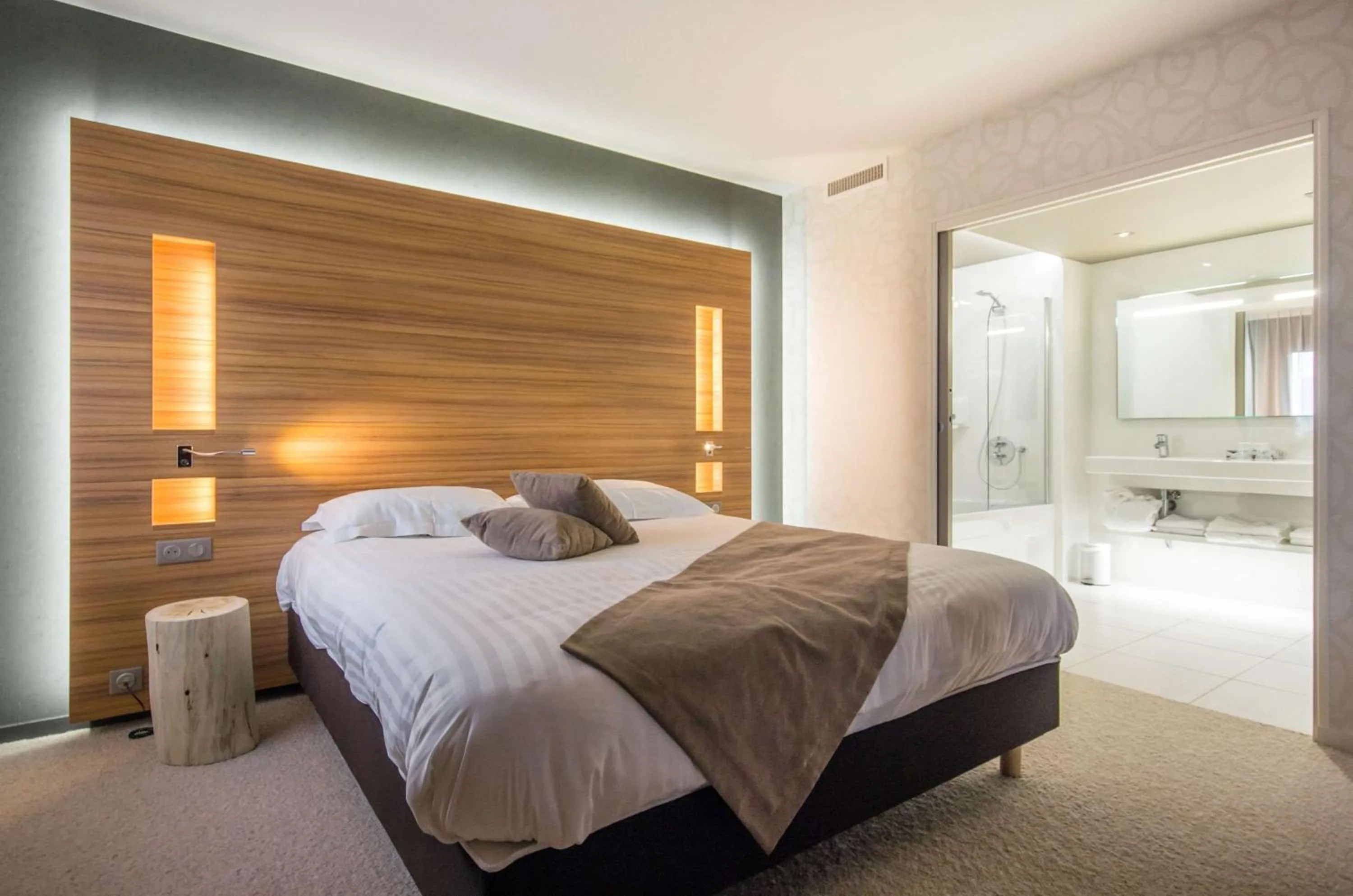 Photo of the whole room, Bed in Brit Hotel & Spa Saint Brieuc Plérin