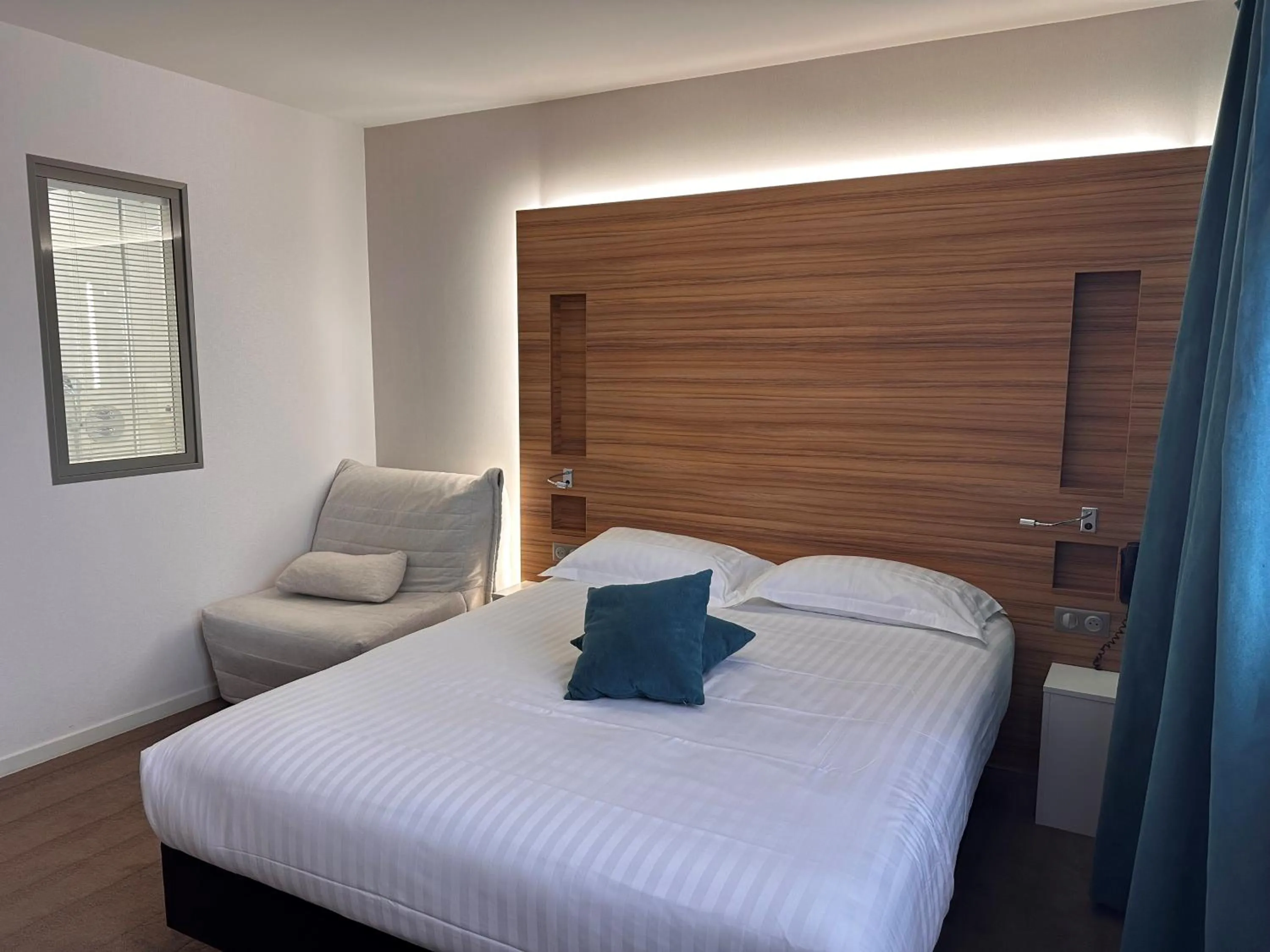 Bedroom, Bed in Brit Hotel & Spa Saint Brieuc Plérin