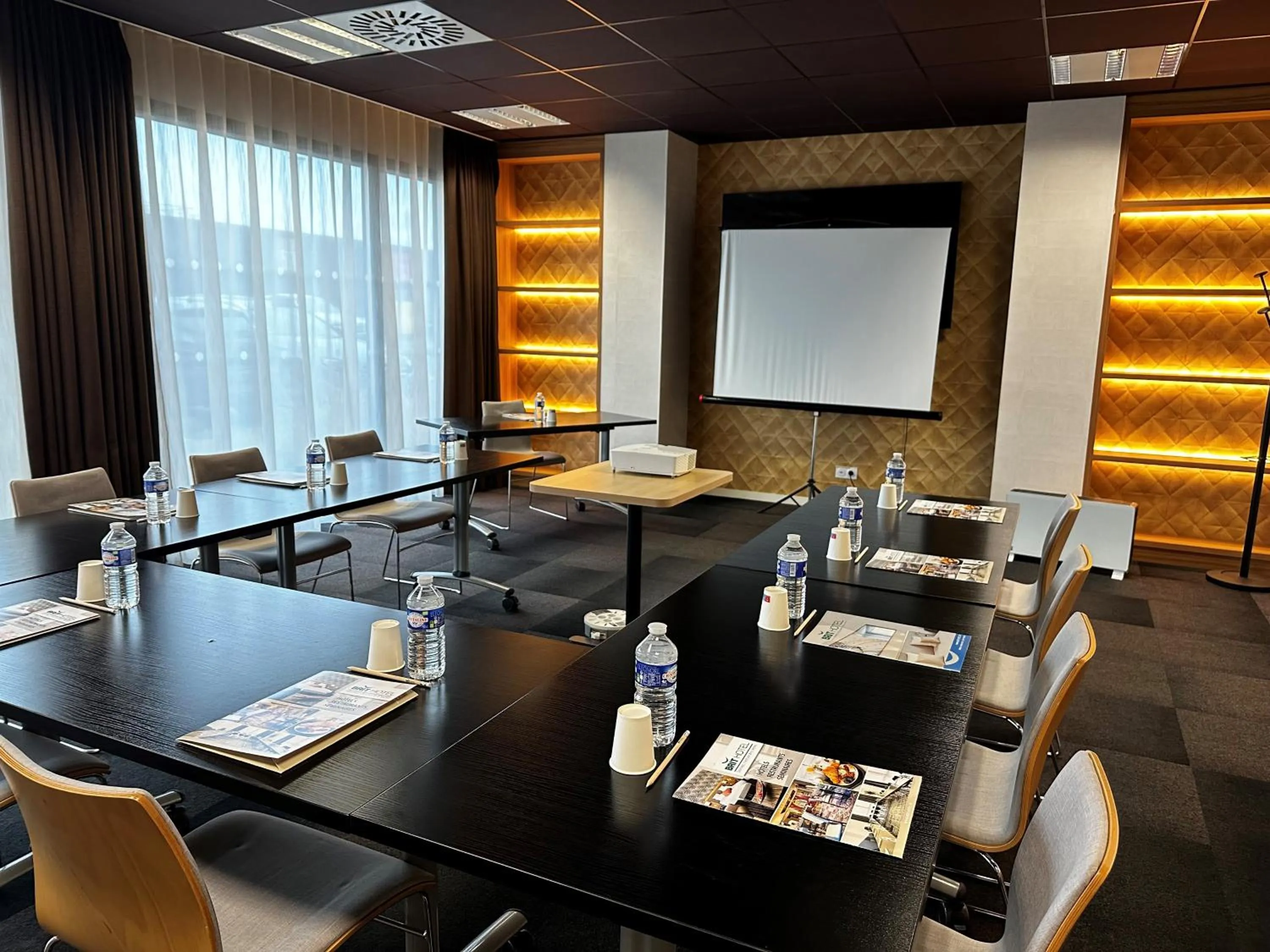 Meeting/conference room in Brit Hotel & Spa Saint Brieuc Plérin