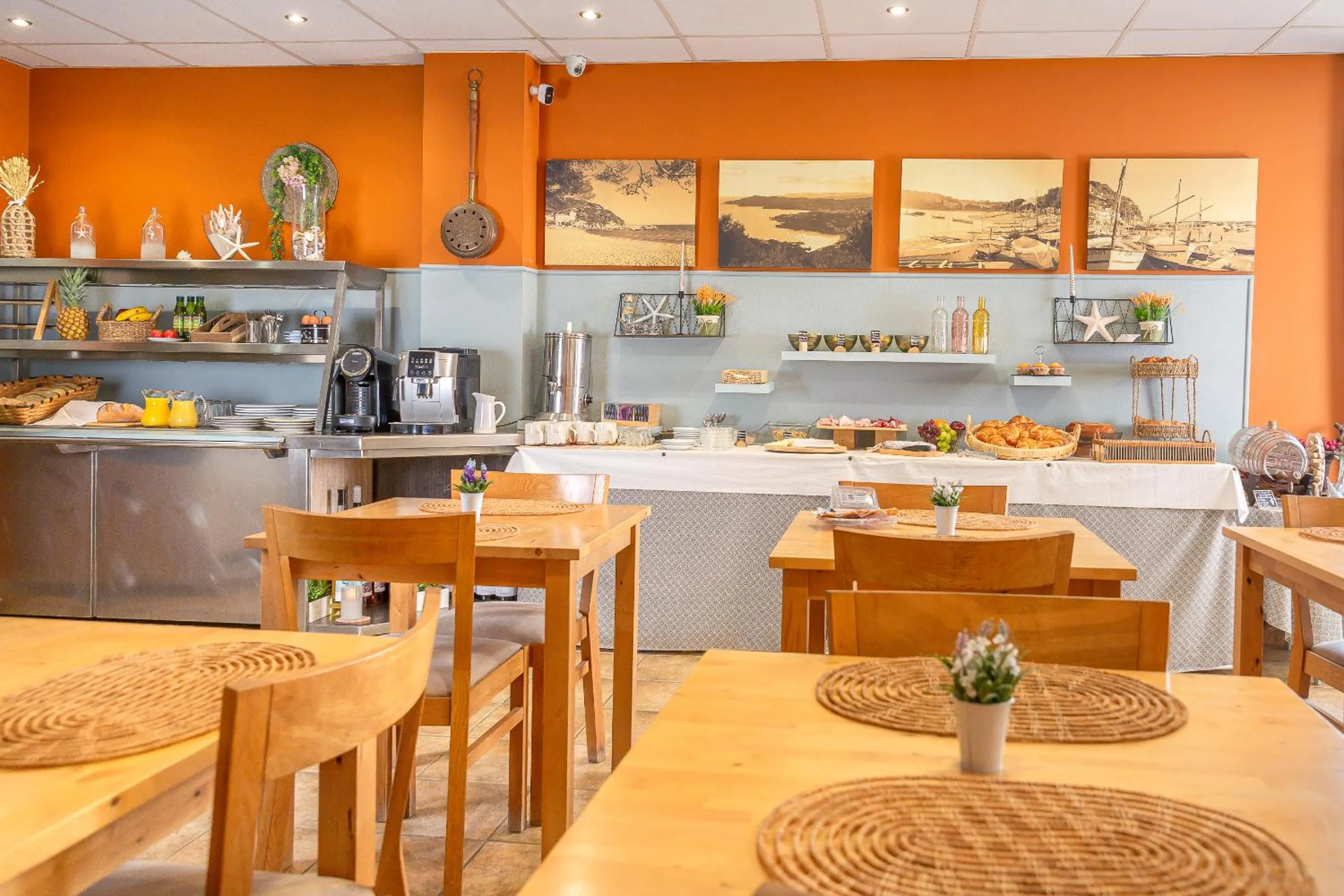 Photo of the whole room in La Muntanya