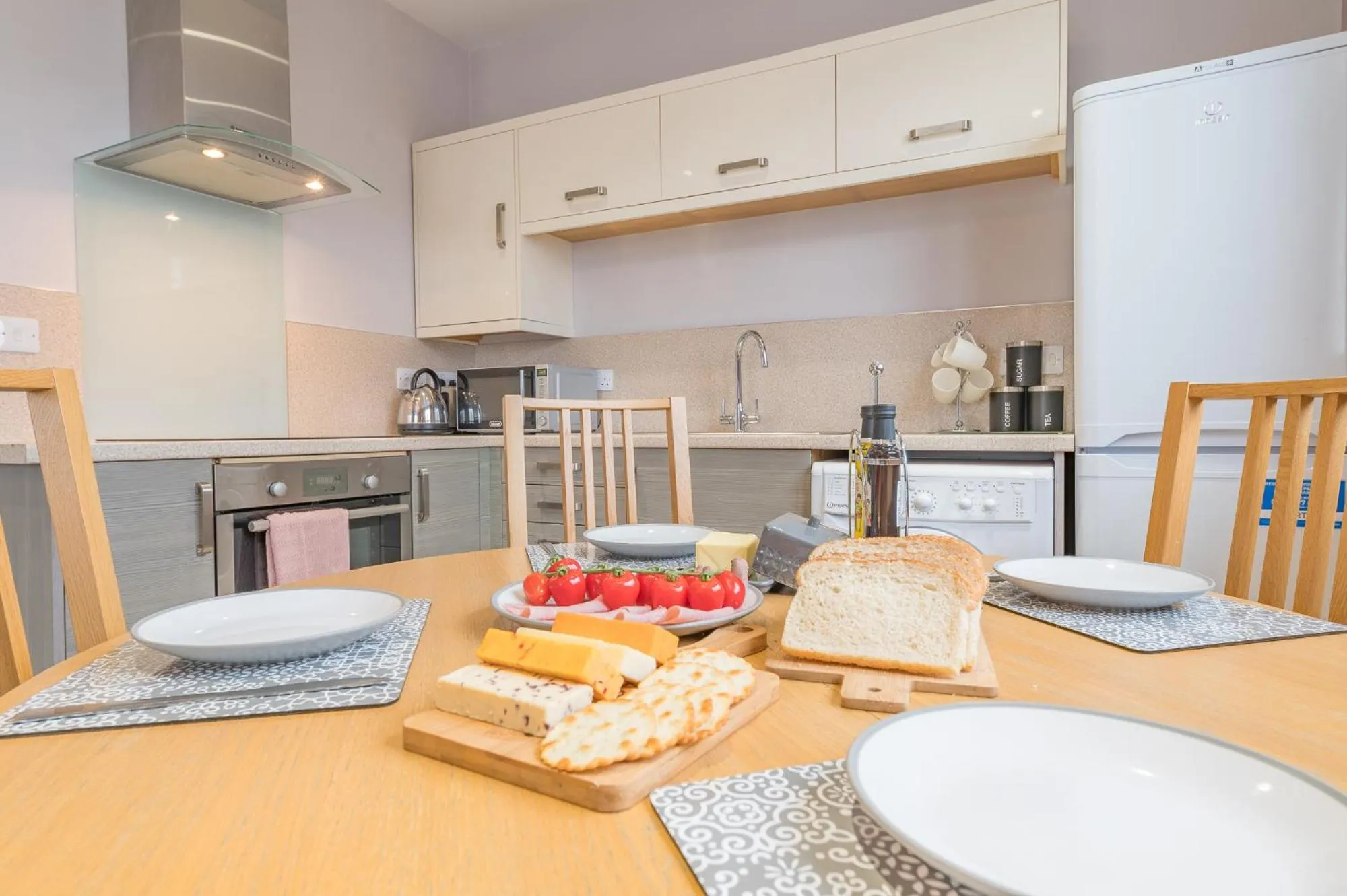 Kitchen or kitchenette in Abbey Apartments Modern ApartHotel for Tourists & Professionals