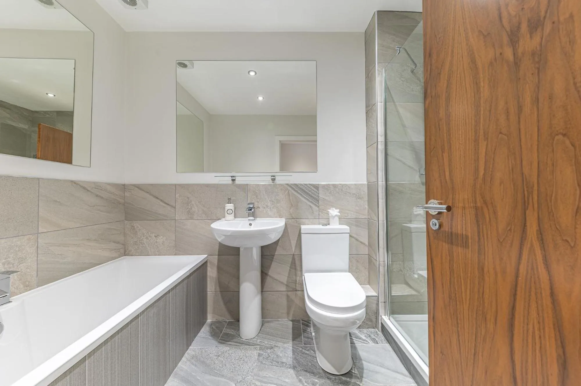 Shower in Abbey Apartments Modern ApartHotel for Tourists & Professionals