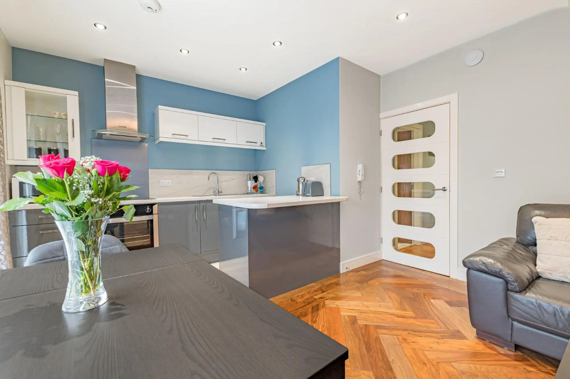Kitchen or kitchenette in Abbey Apartments Modern ApartHotel for Tourists & Professionals