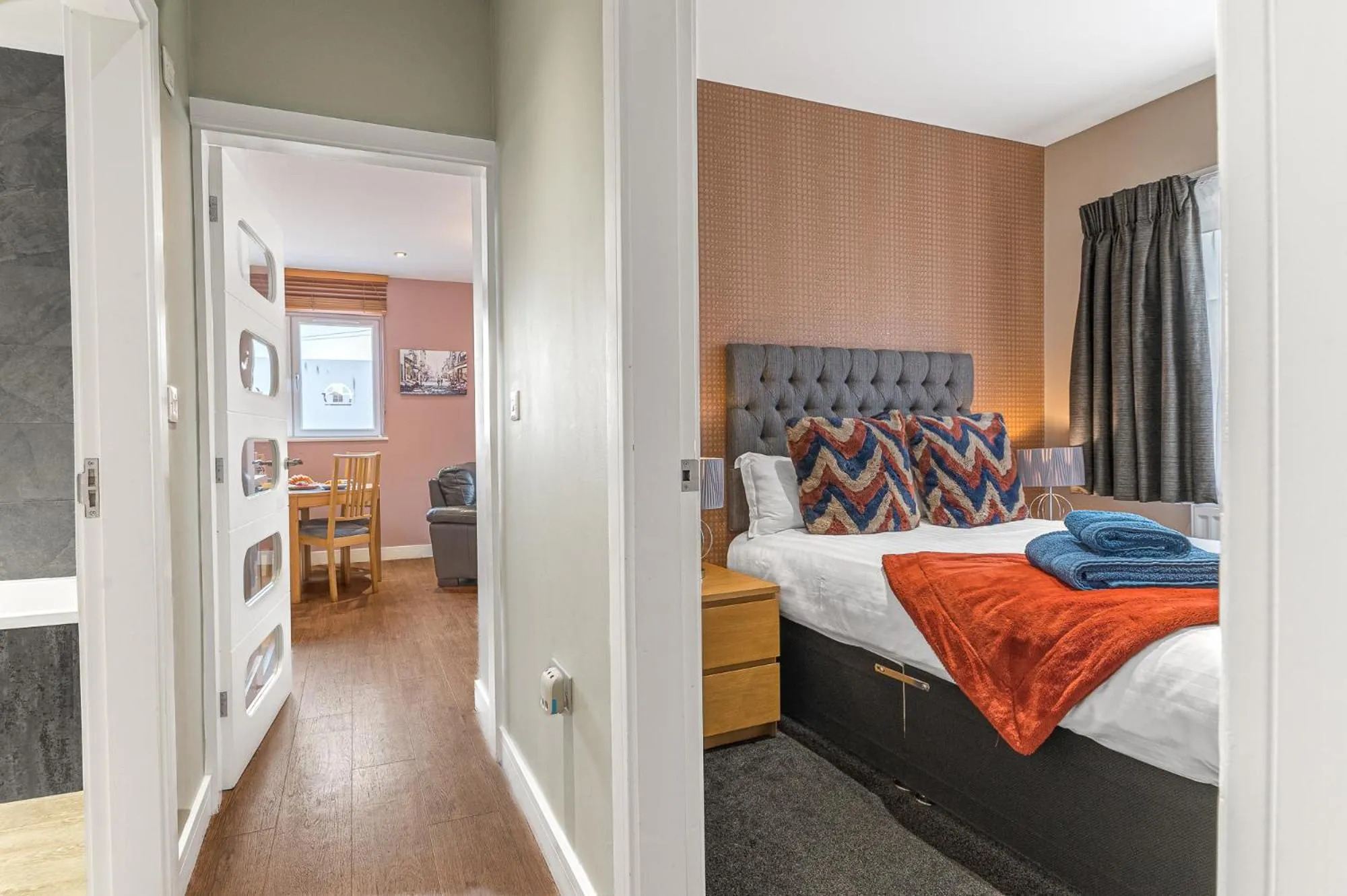 Bed in Abbey Apartments Modern ApartHotel for Tourists & Professionals