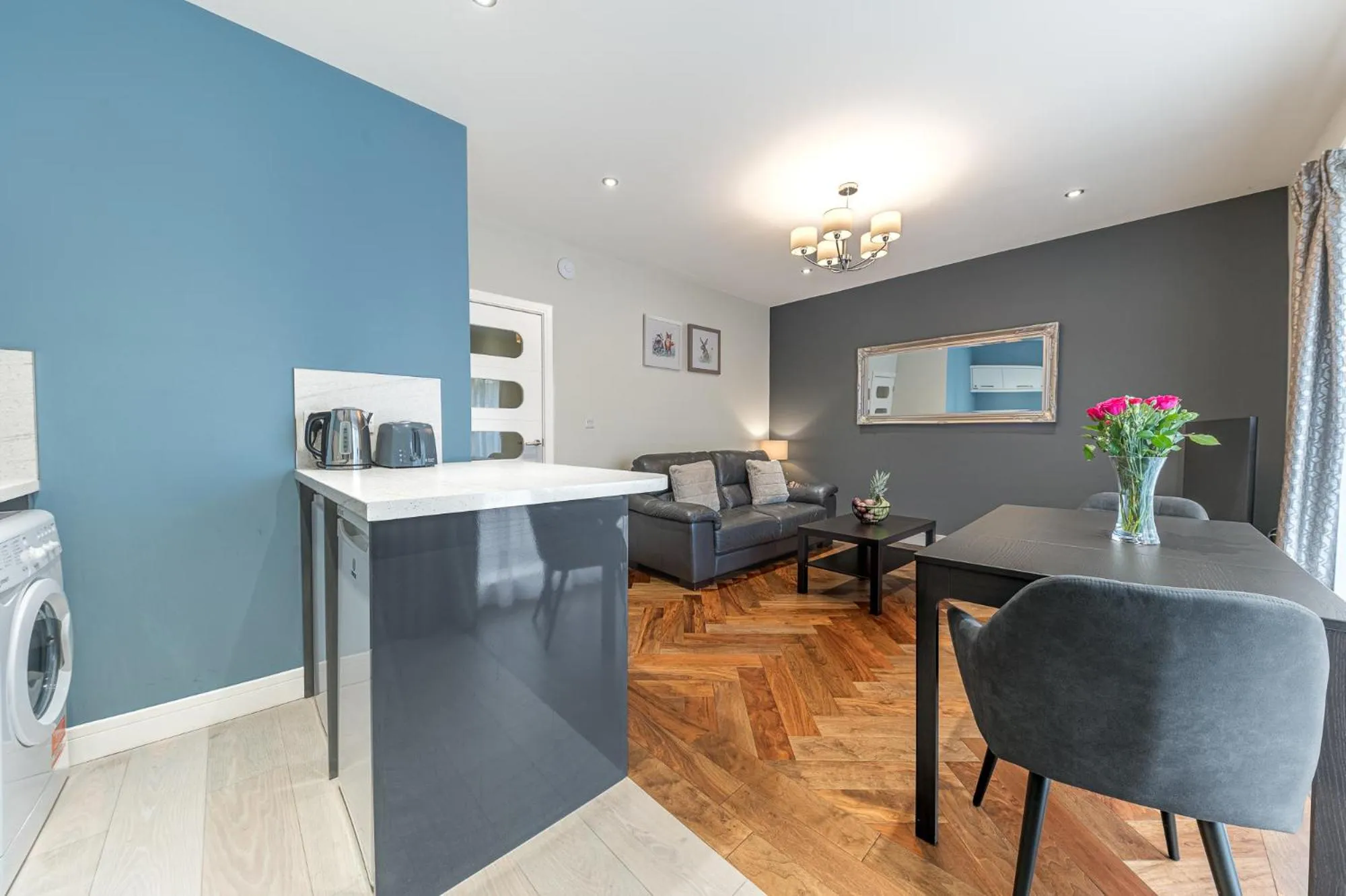 TV and multimedia in Abbey Apartments Modern ApartHotel for Tourists & Professionals