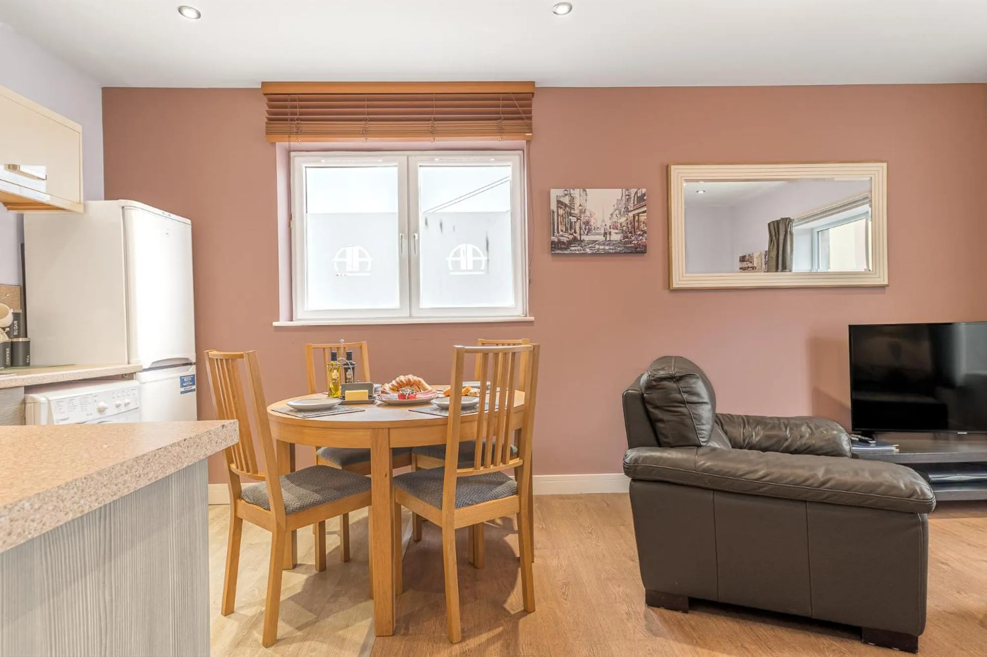 Living room in Abbey Apartments Modern ApartHotel for Tourists & Professionals