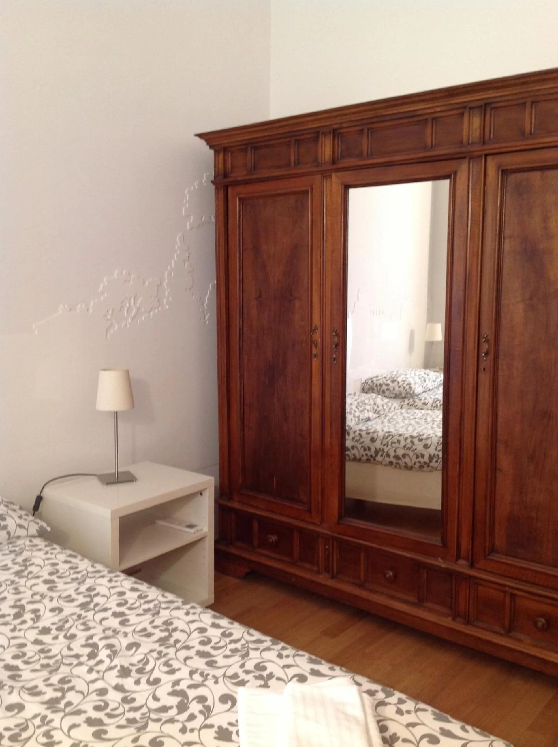 Photo of the whole room, Bed in Viadelloca35