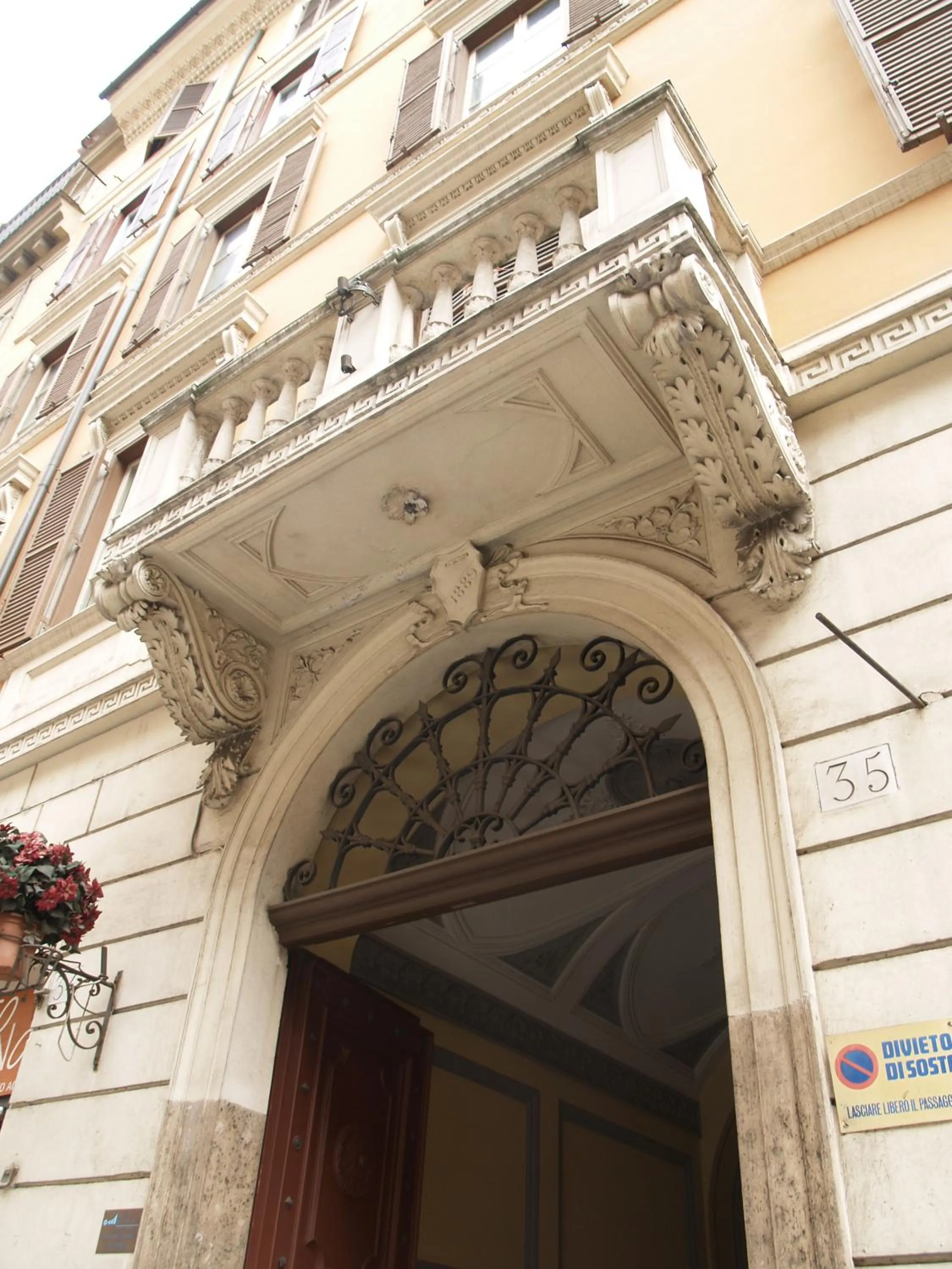 Facade/entrance in Viadelloca35