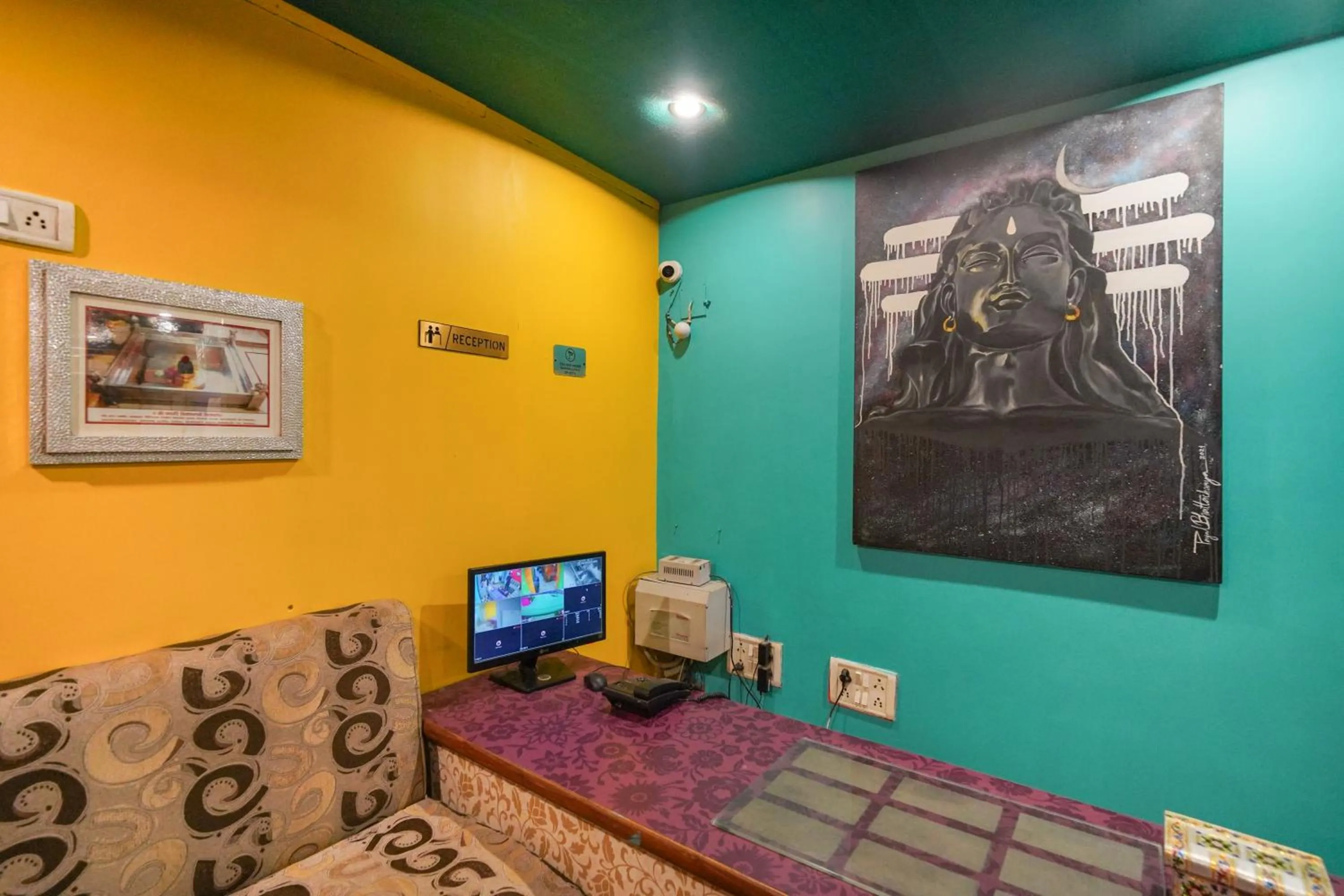 Communal lounge/ TV room, Bed in Tara Guest House