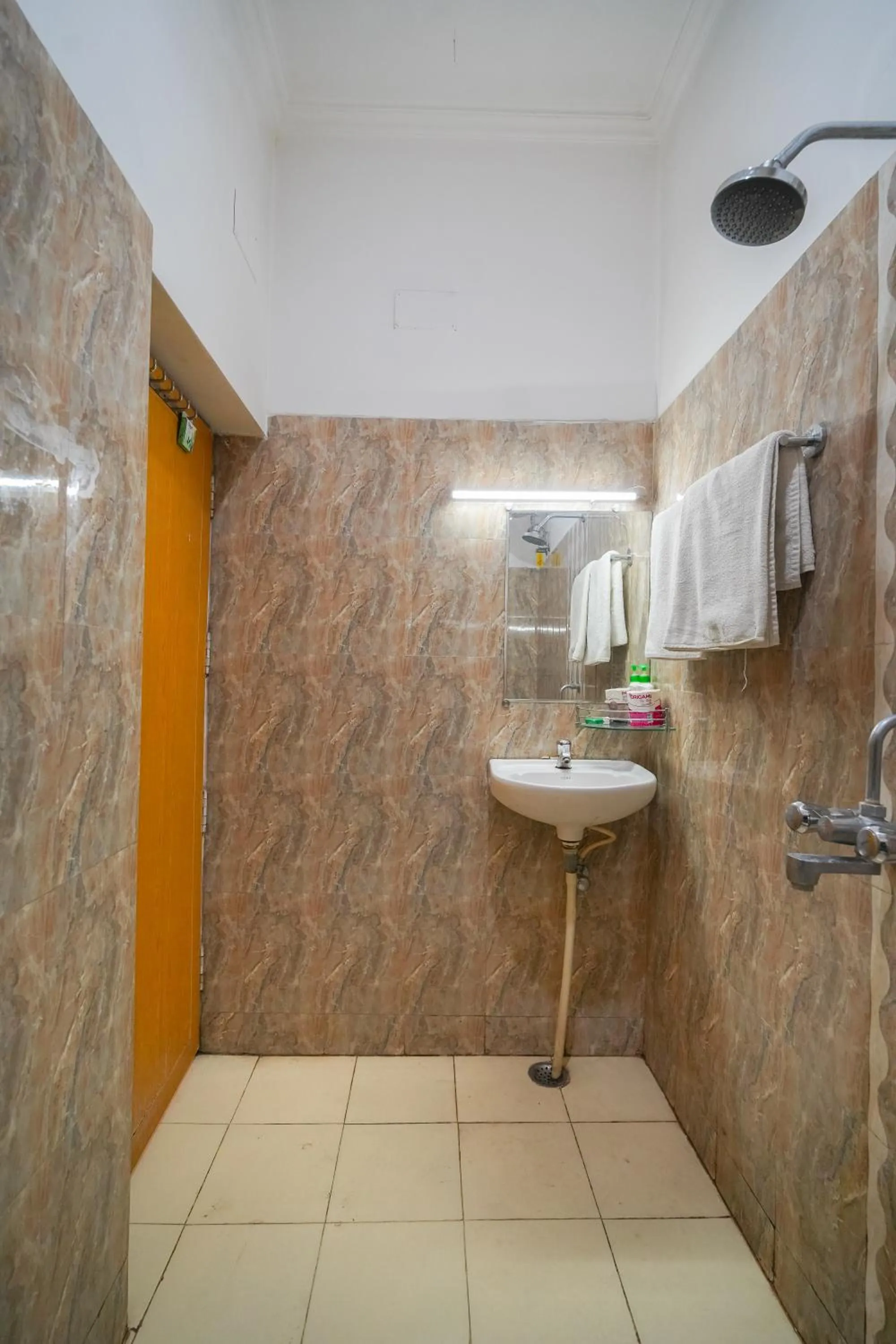 Shower in Tara Guest House