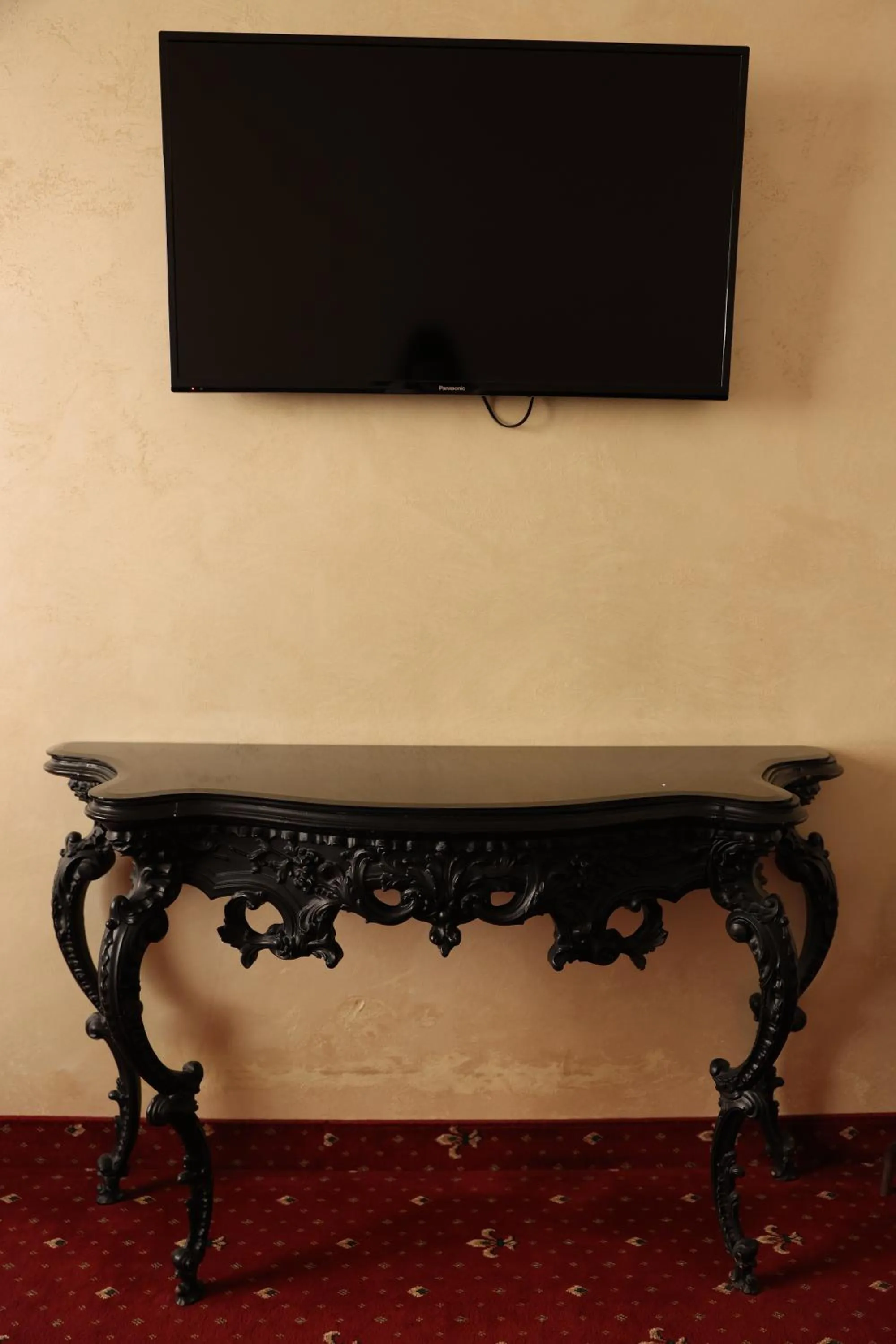 Communal lounge/ TV room in Hotel France