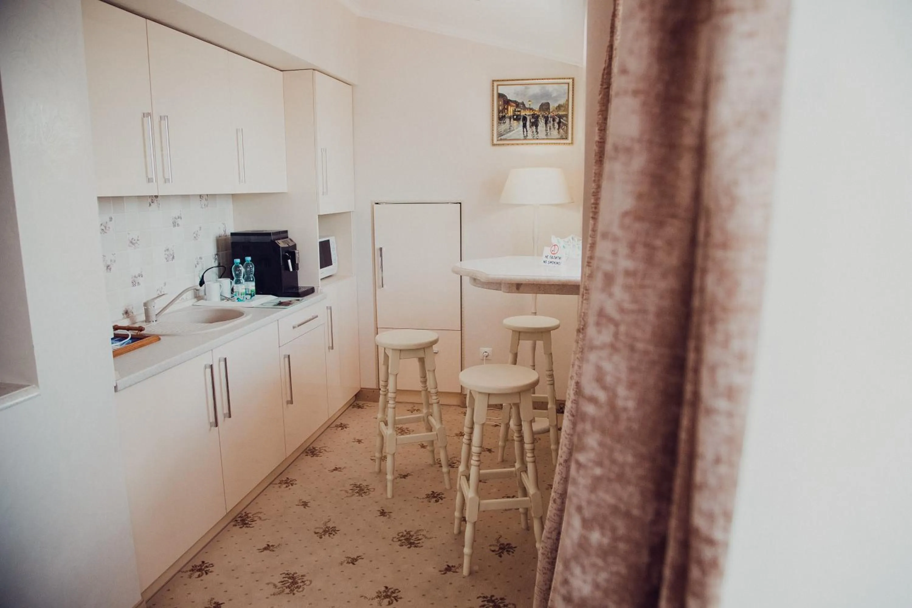 Photo of the whole room in Hotel France