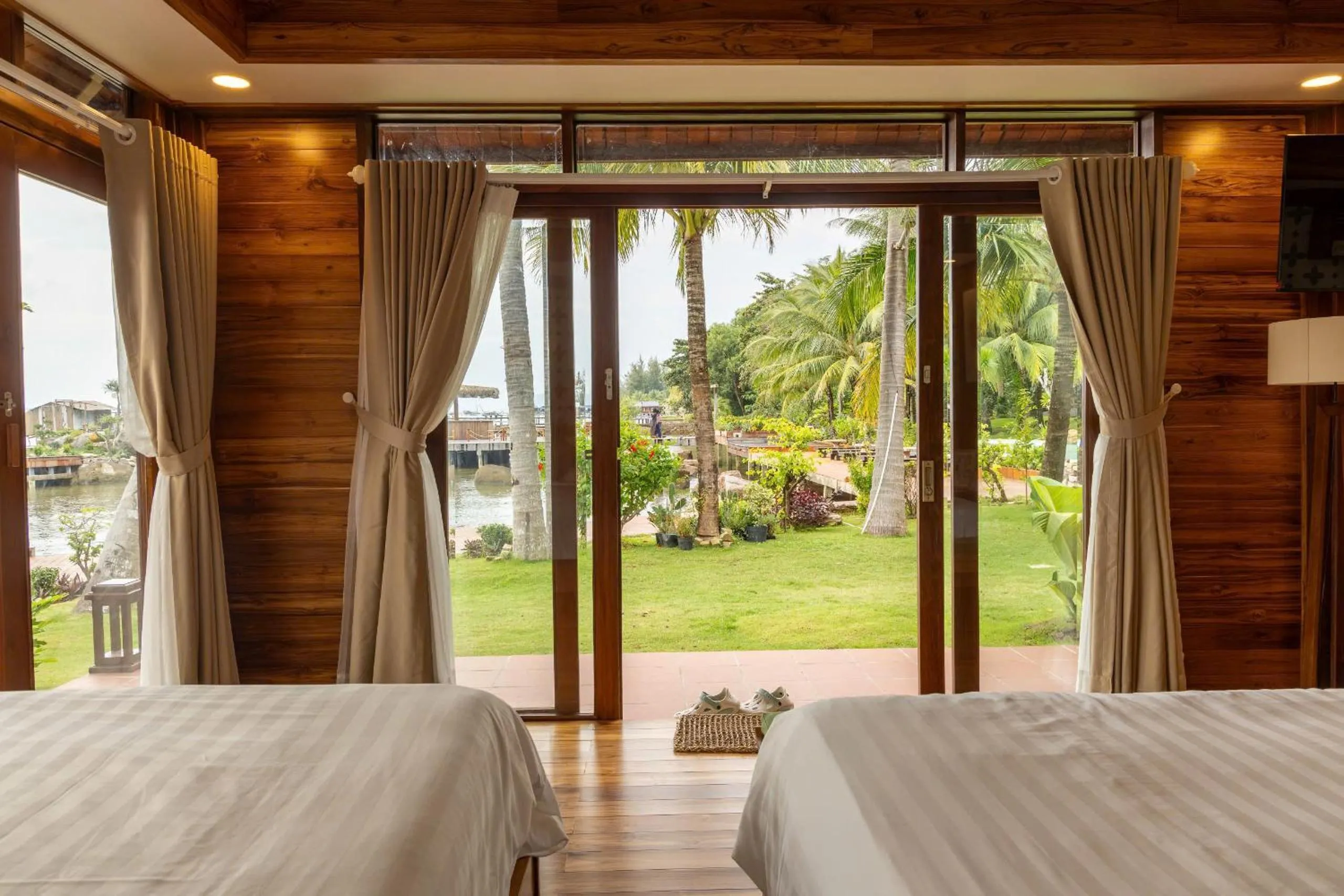 View (from property/room), Bed in Rocks Beach Boutique