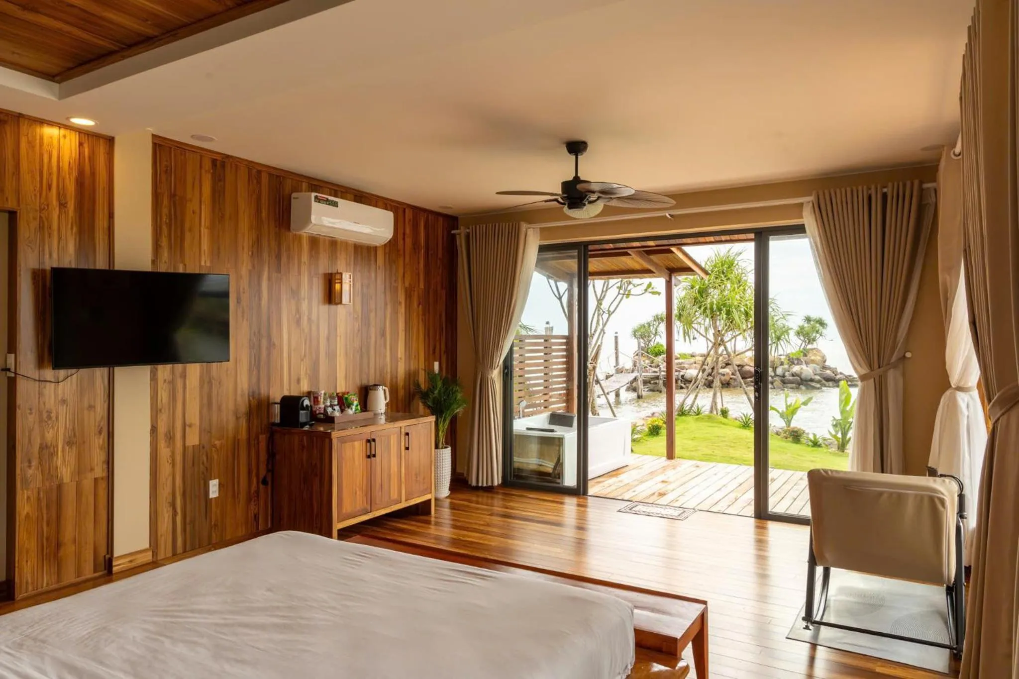 Photo of the whole room, Bed in Rocks Beach Boutique