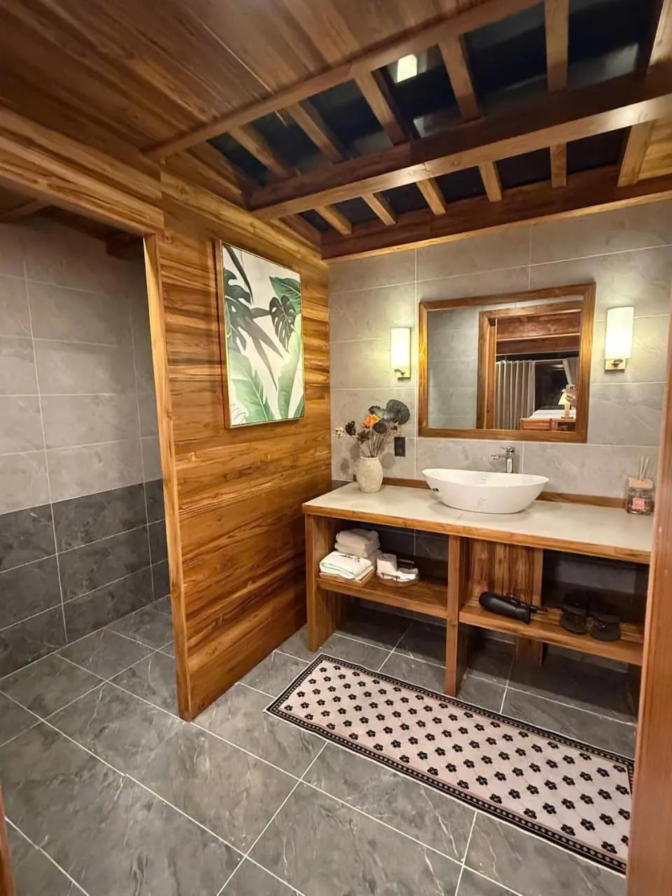 Shower in Rocks Beach Boutique