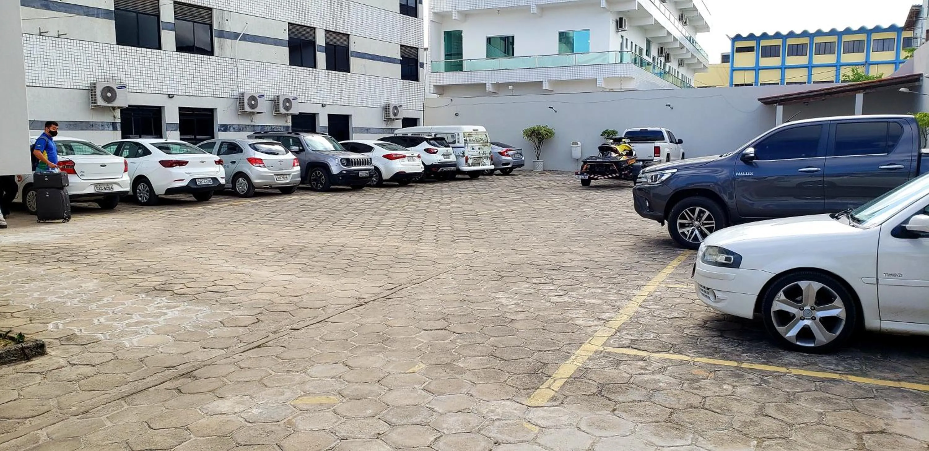 Parking in Lord Plaza Hotel