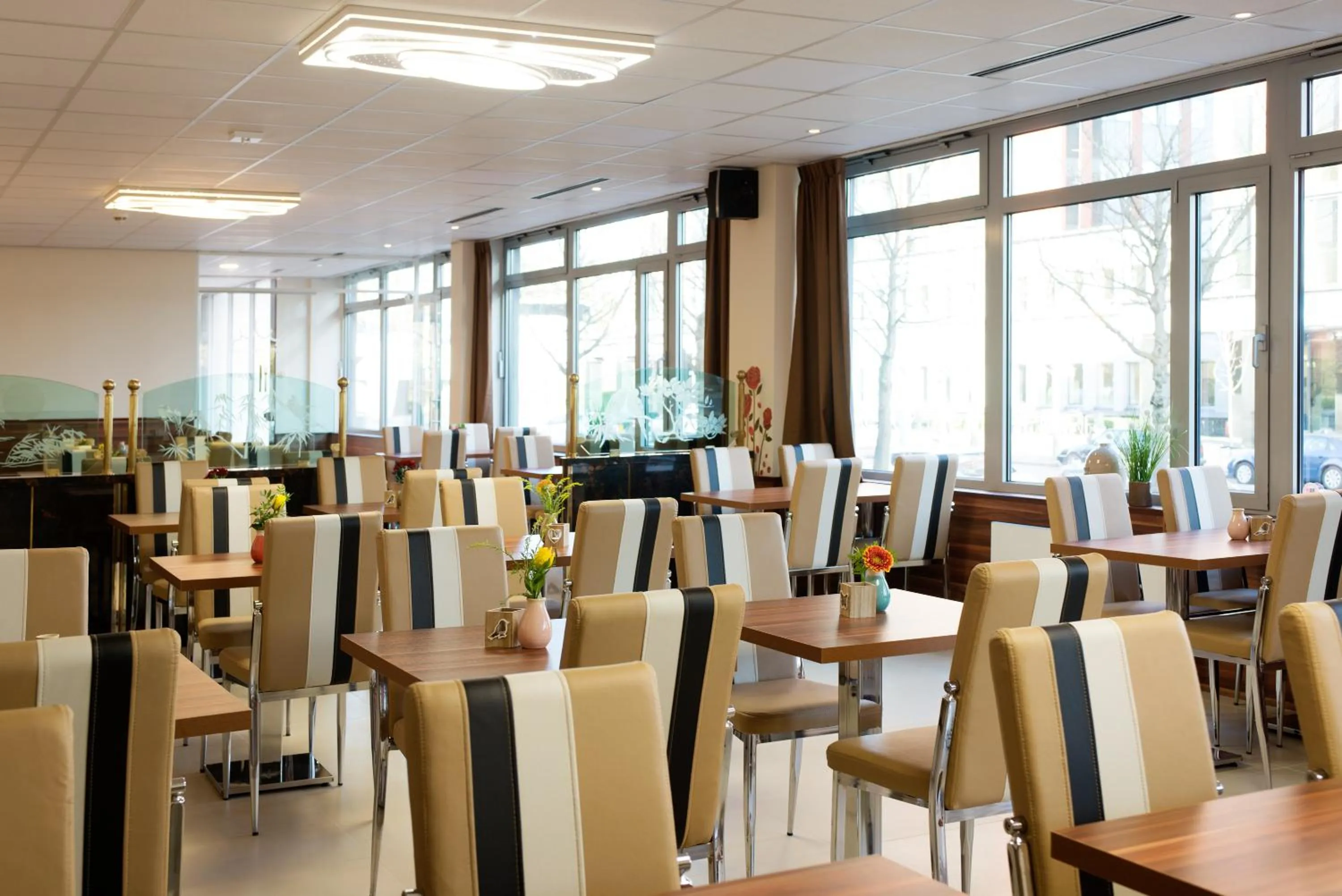 Restaurant/places to eat in Hotel King's Court