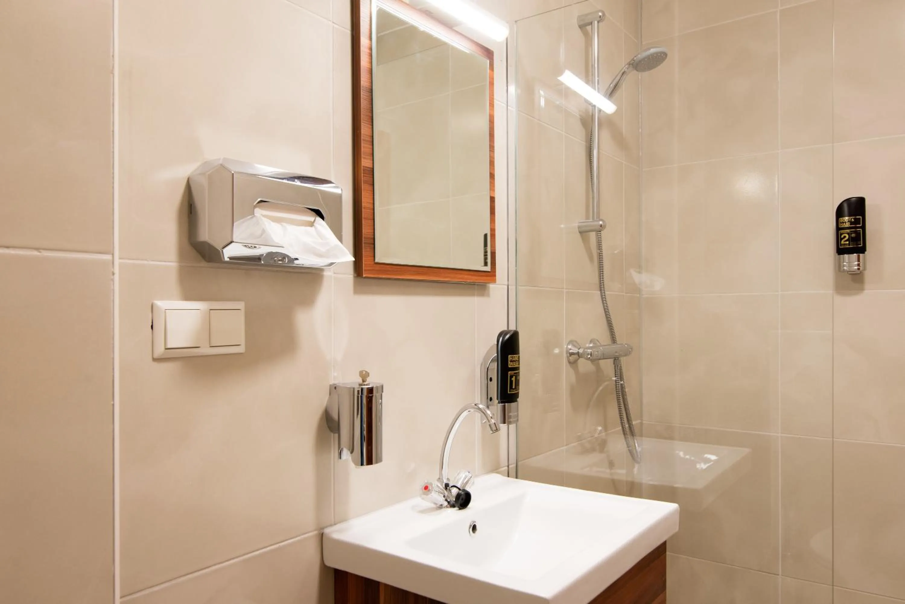 Shower in Hotel King's Court