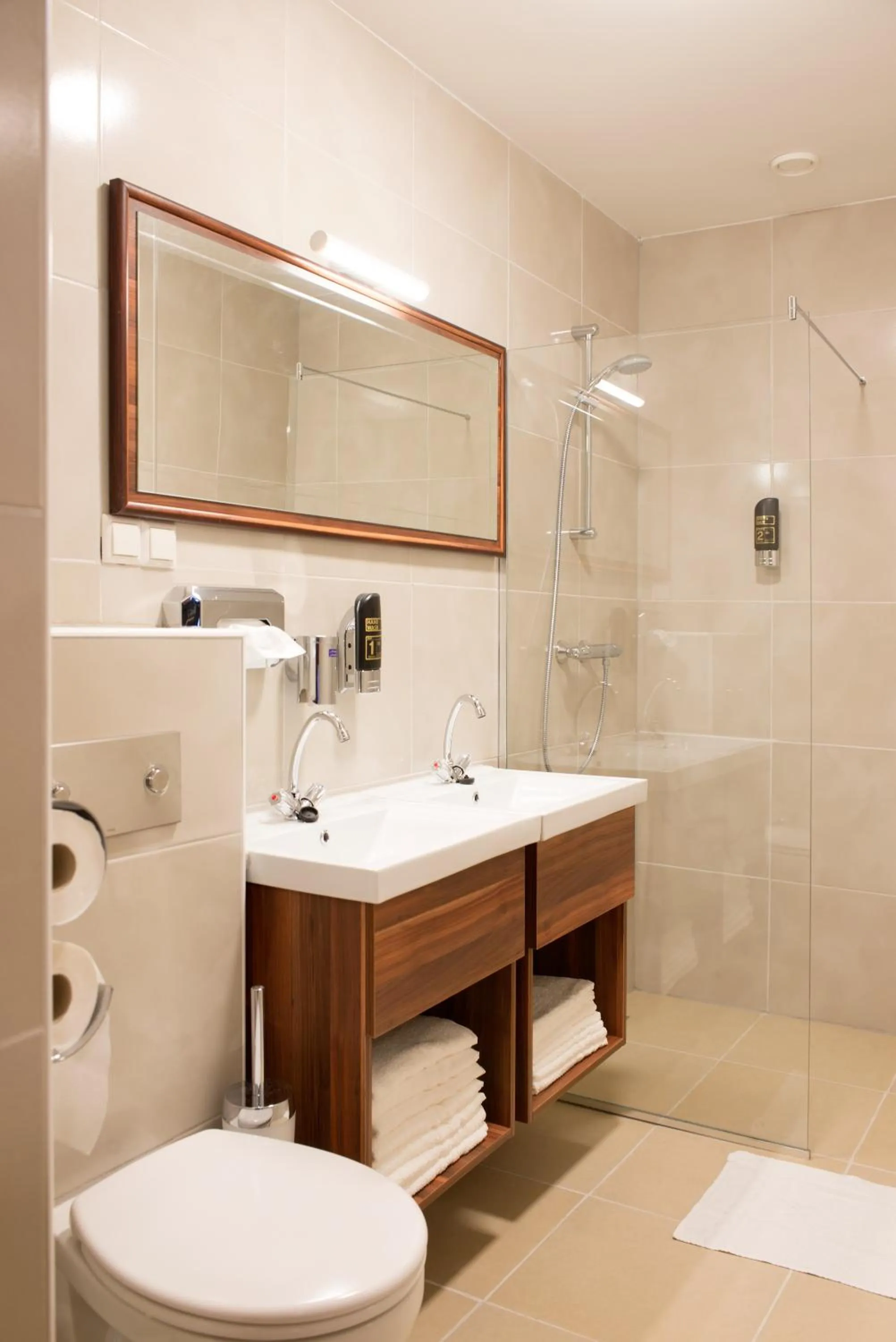 Shower in Hotel King's Court