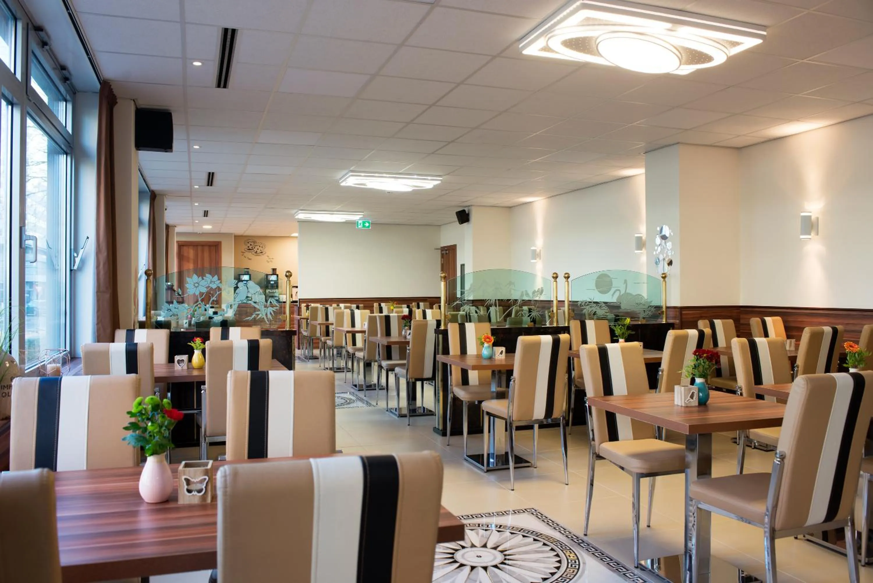 Restaurant/places to eat in Hotel King's Court