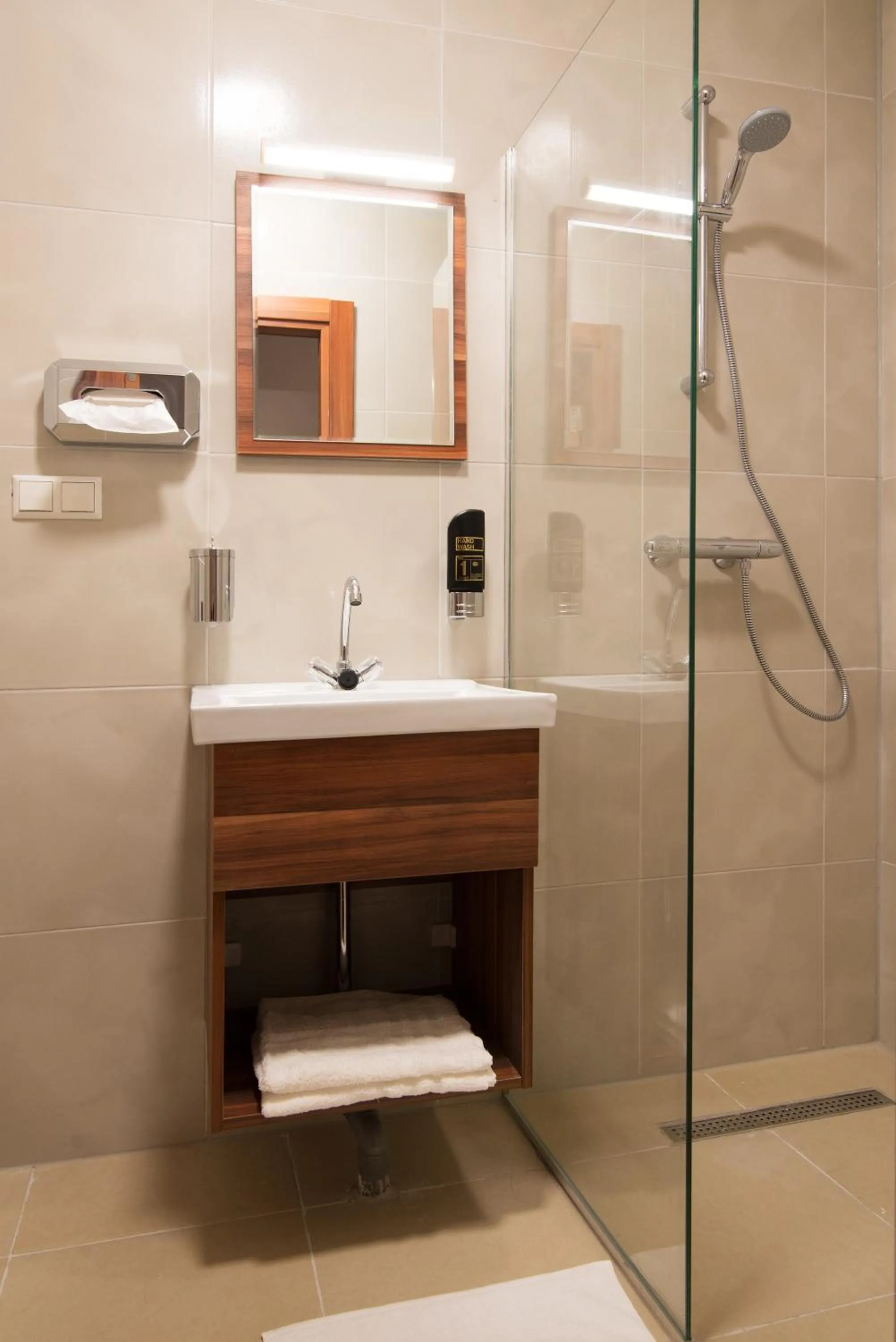 Shower in Hotel King's Court