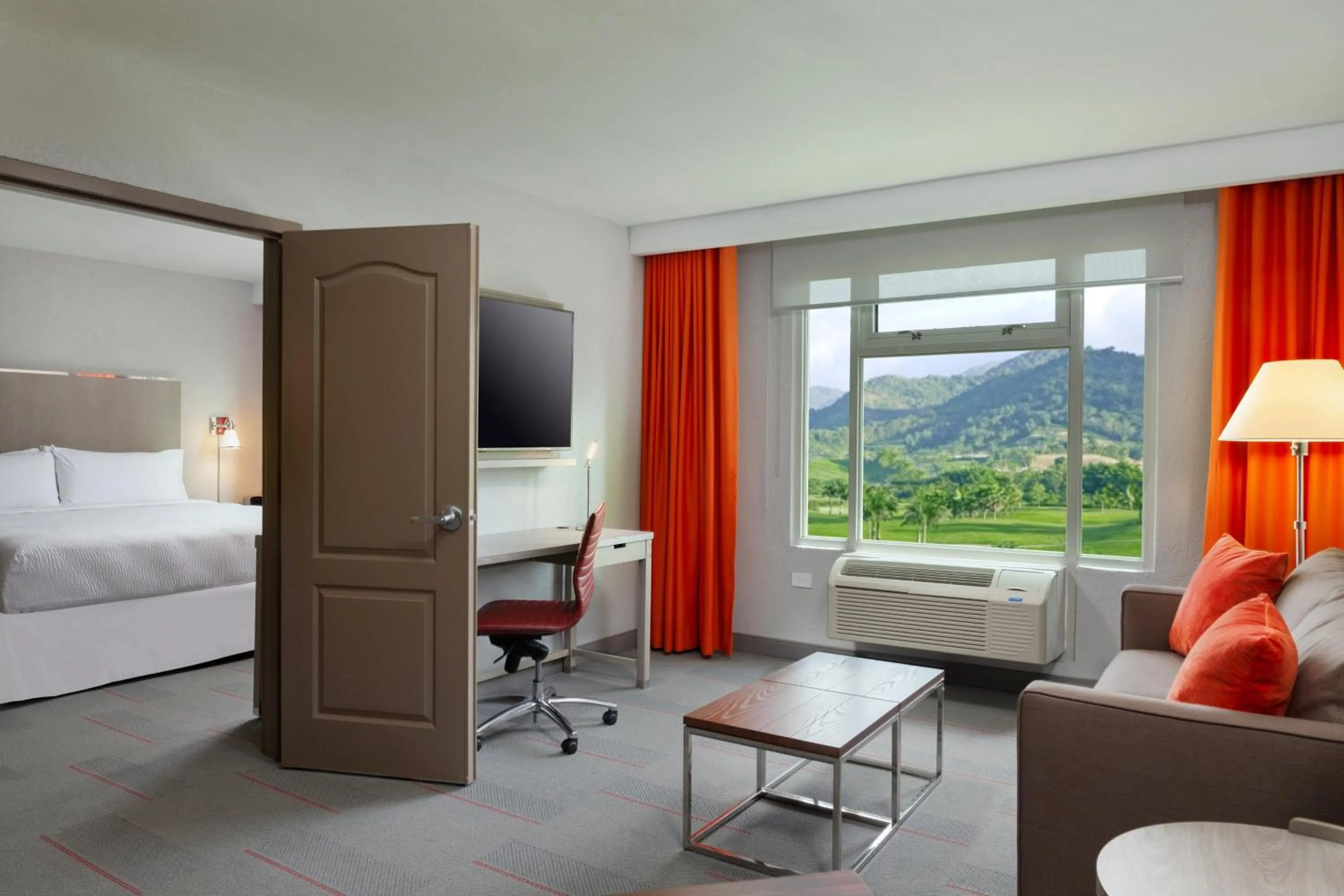 Photo of the whole room, Bed in Four Points by Sheraton Caguas Real