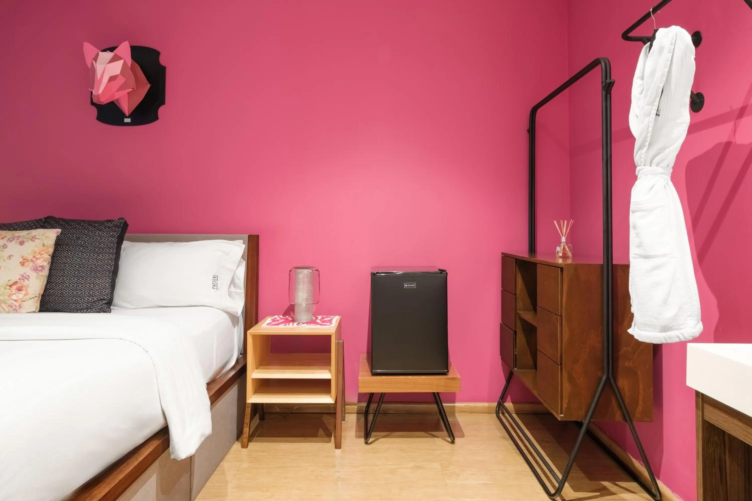 Bed in Pug Seal Polanco Allan Poe