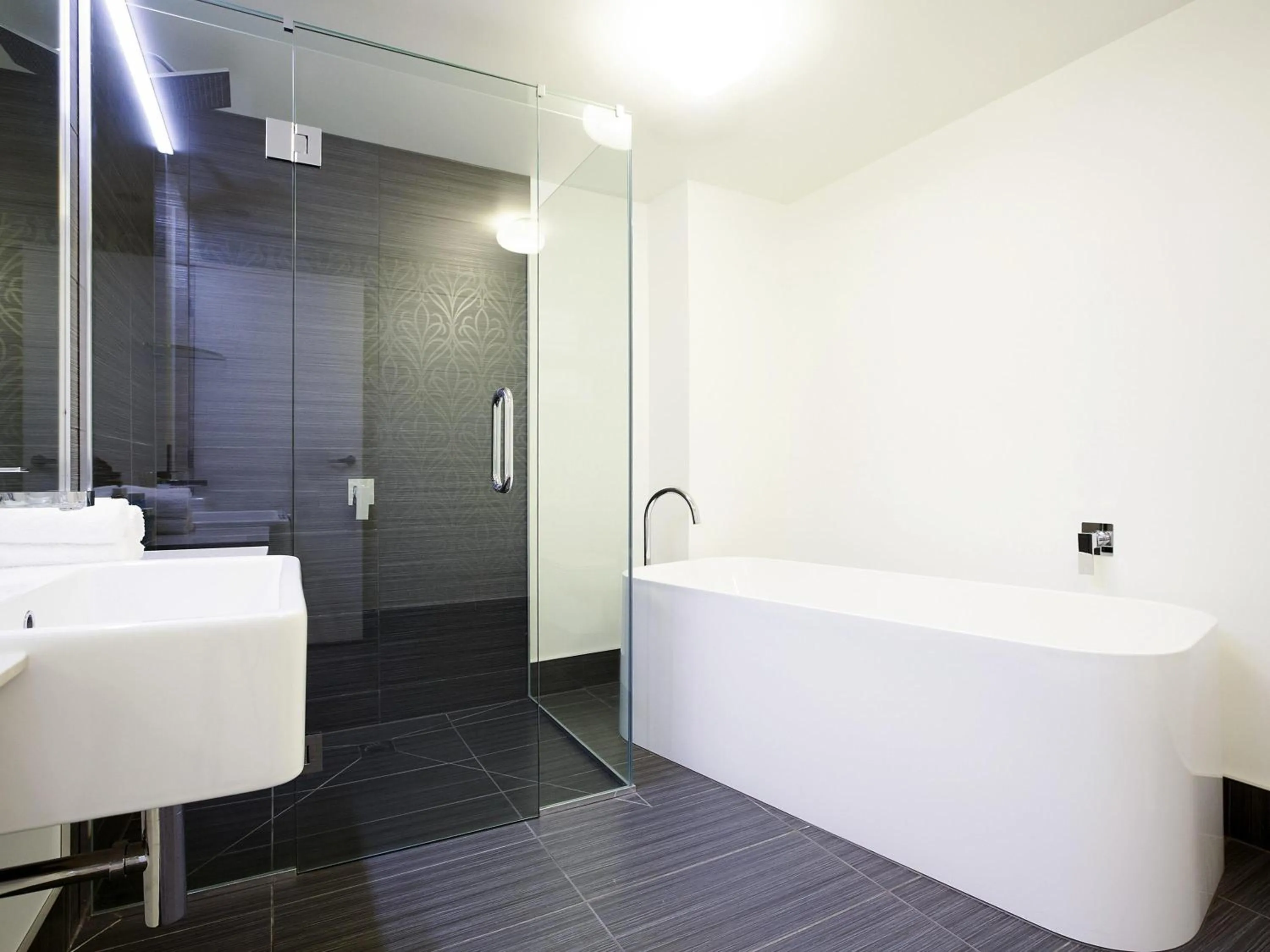 Shower in Novotel New Plymouth Taranaki