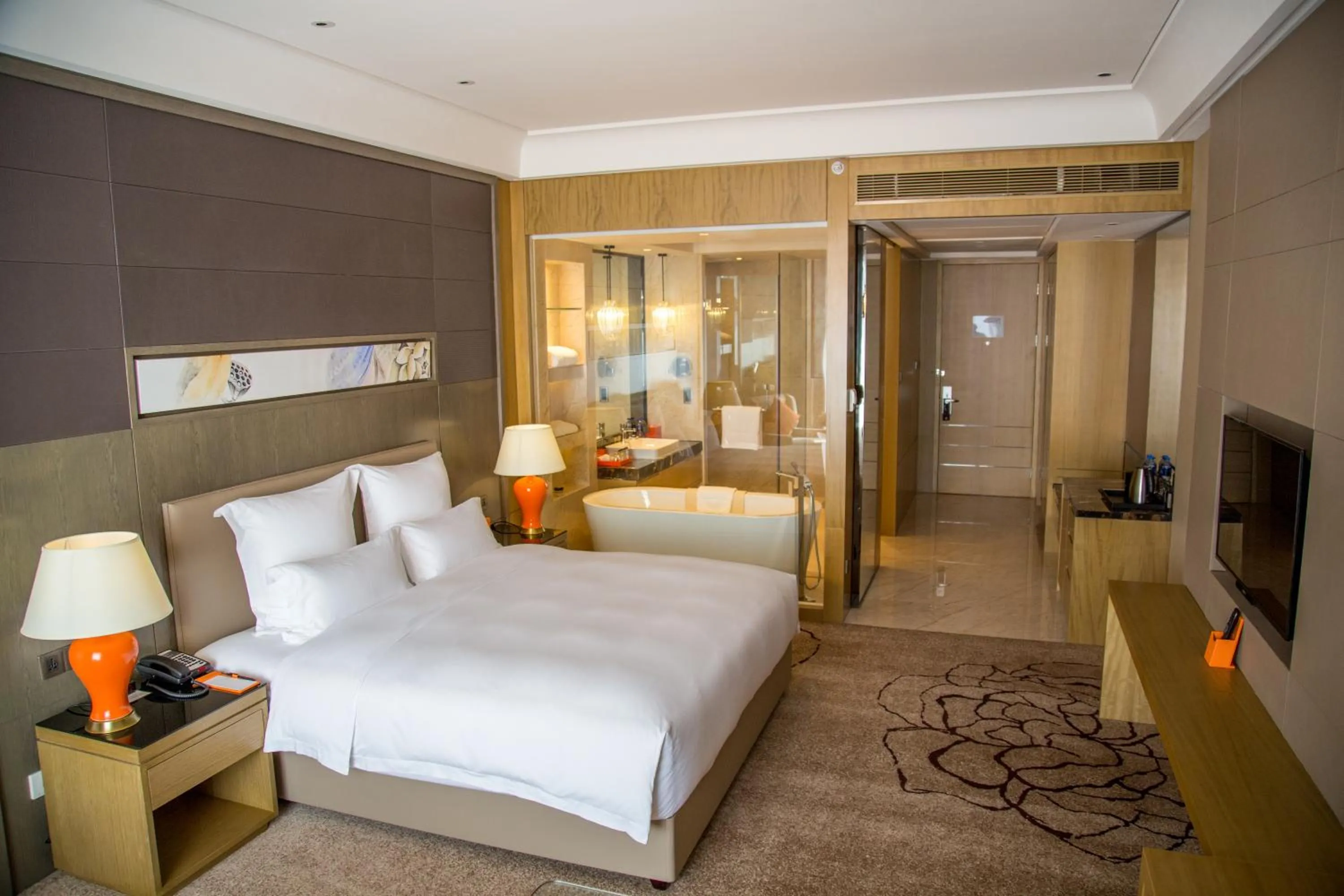 Photo of the whole room, Bed in Pullman Shishi Mattison