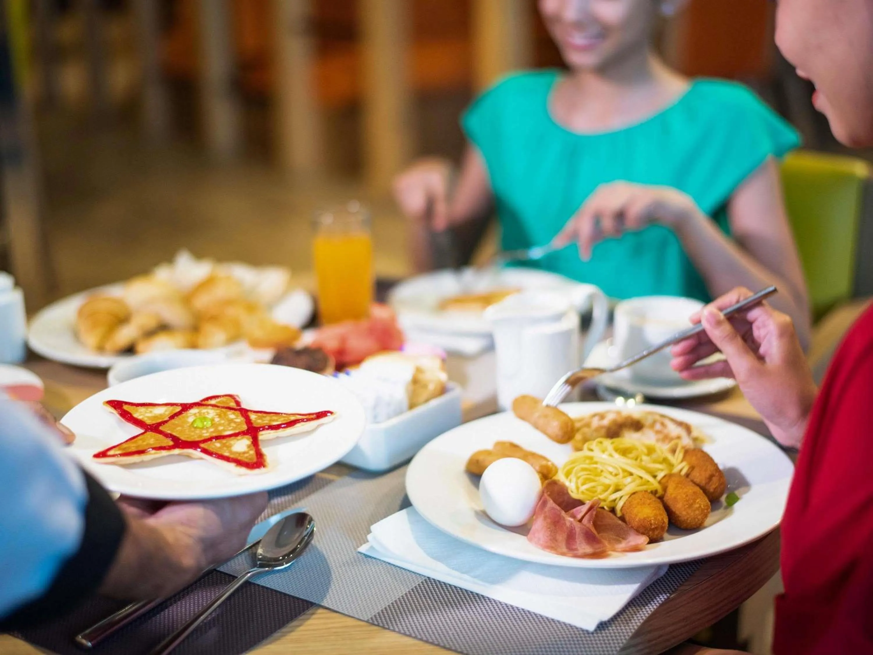 Restaurant/places to eat in Ibis Styles Dragon Mart Dubai