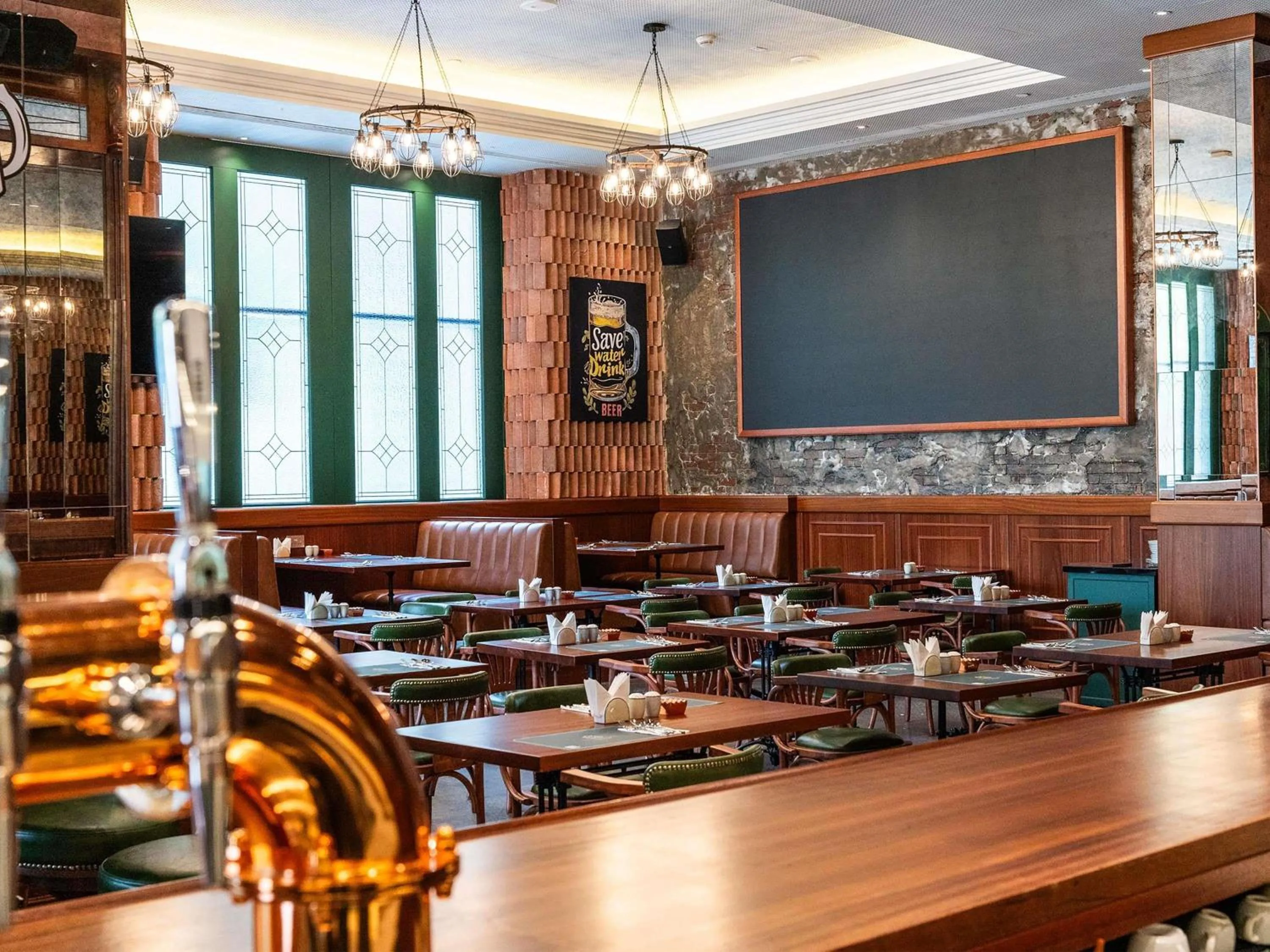 Lounge or bar in ibis Dubai One Central