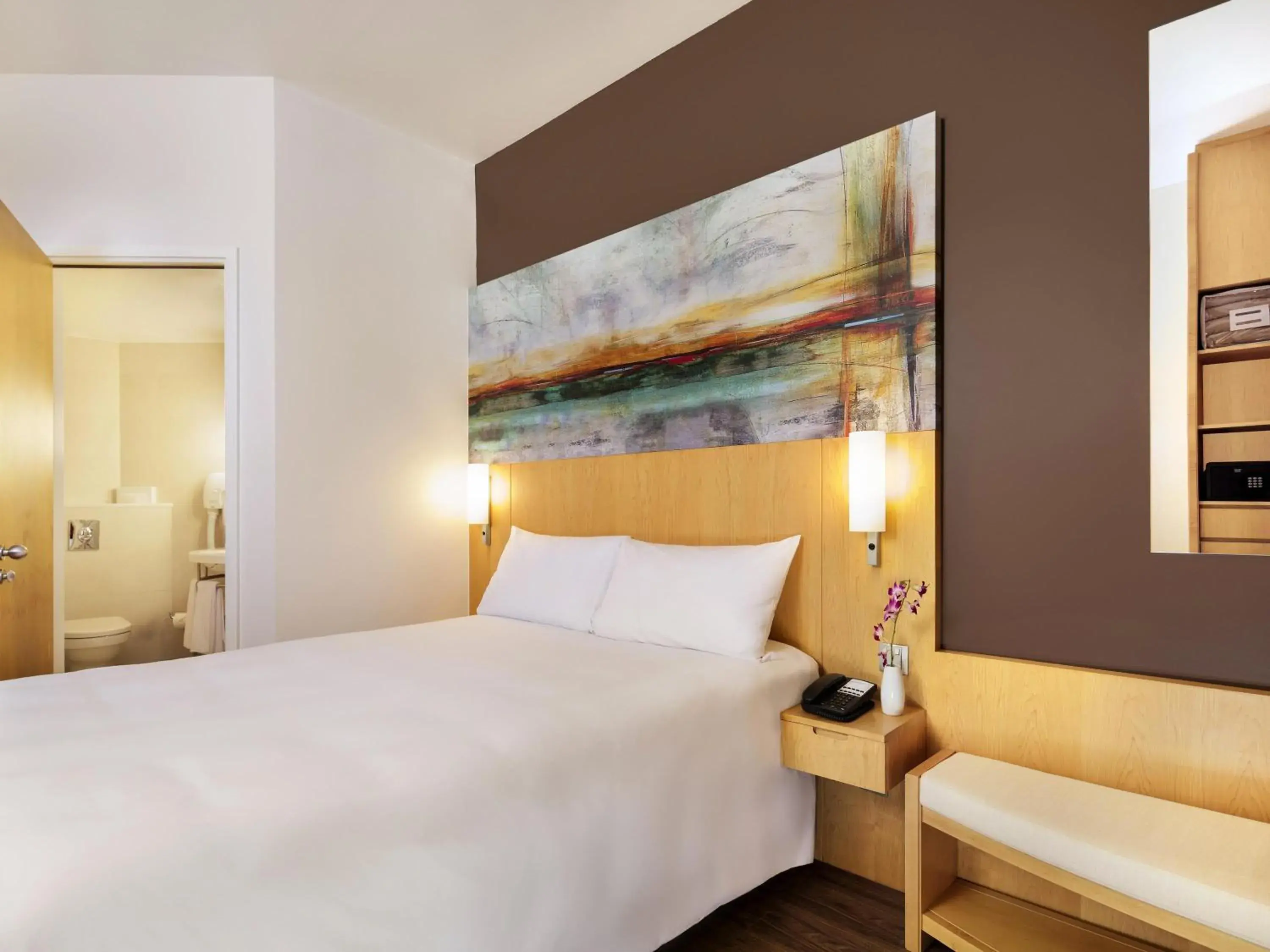 Premium Queen Room in ibis Dubai One Central Premium Queen Room in ibis Dubai One Central