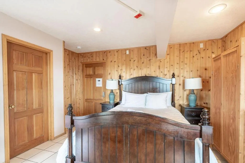 Bed in Aurora Bayside Inn