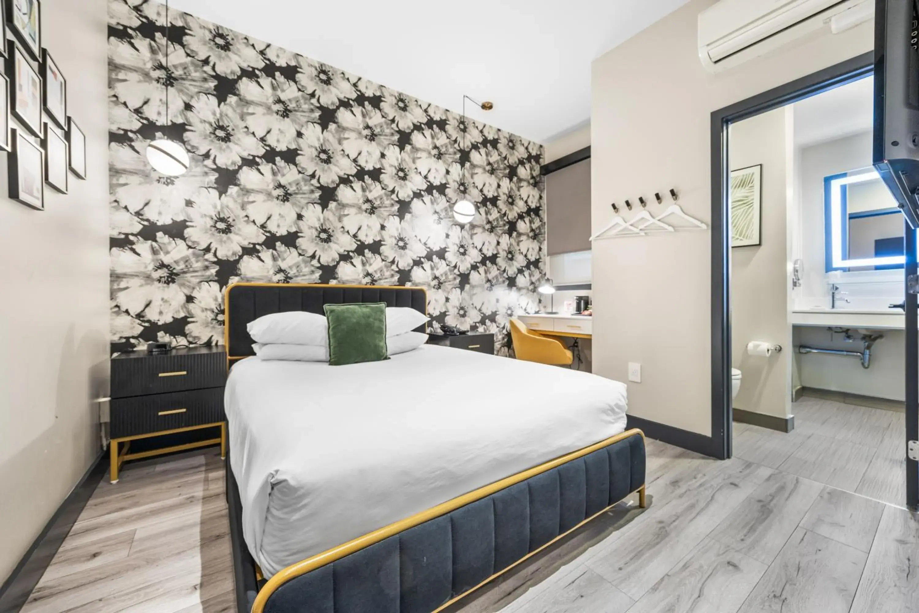 Queen Room in Hotel EPIK Queen Room in Hotel EPIK