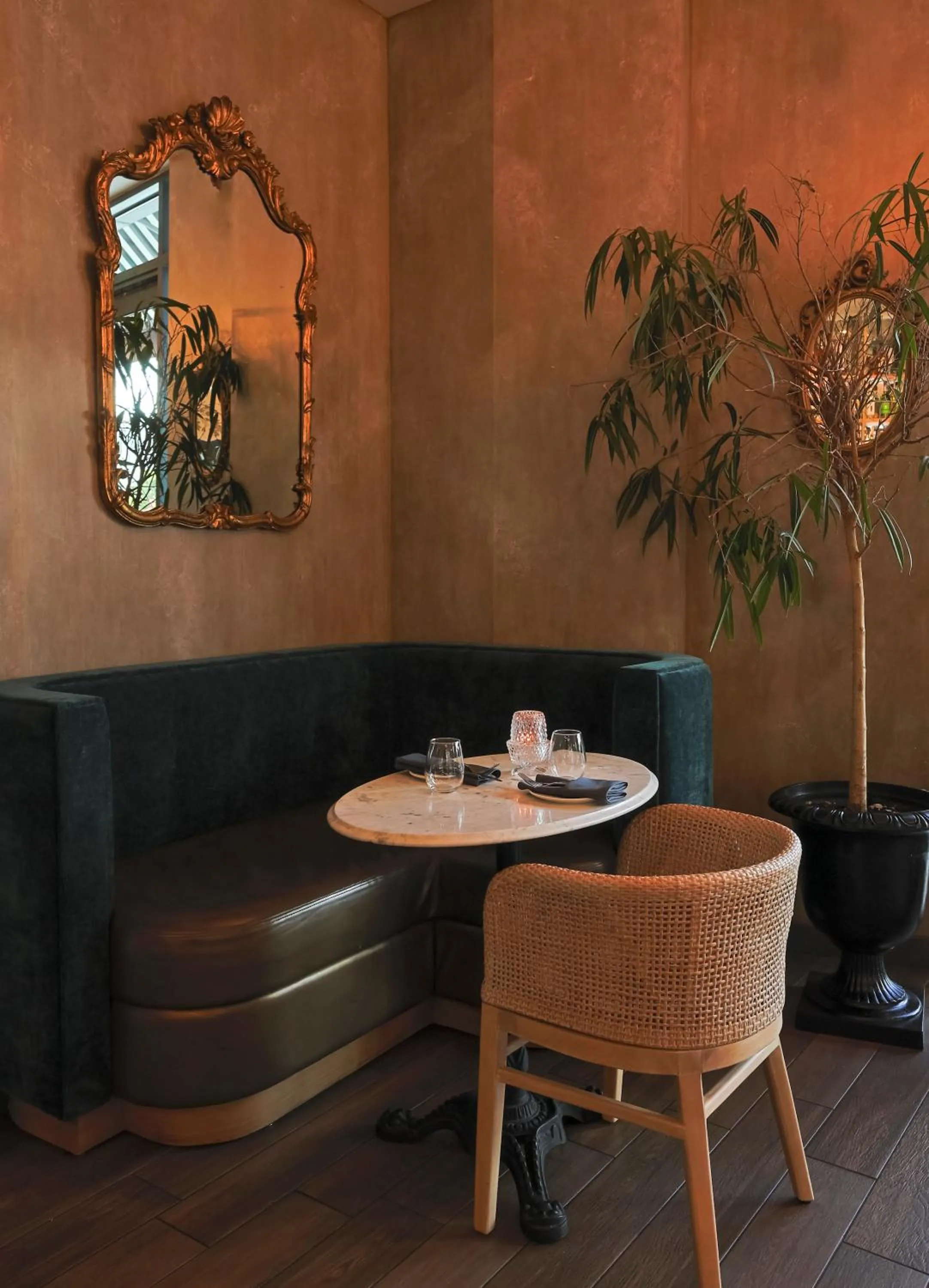 Restaurant/places to eat in Porter Square Hotel