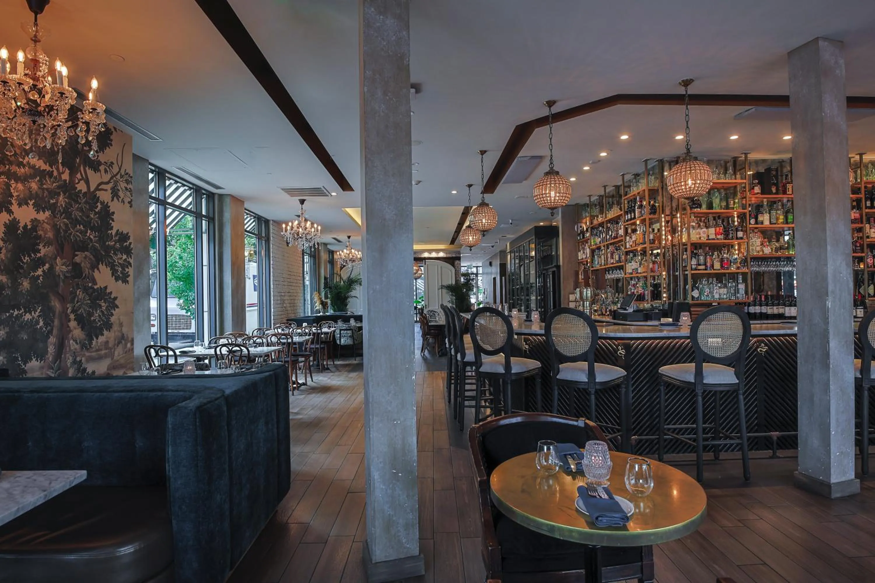 Restaurant/places to eat in Porter Square Hotel