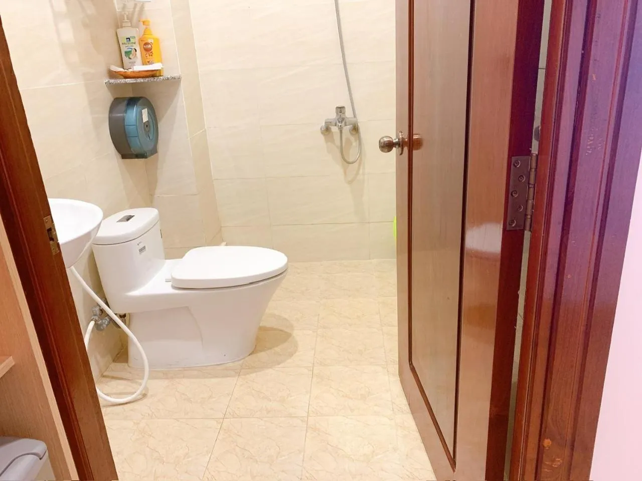 Shower in Phuc Hung Hotel