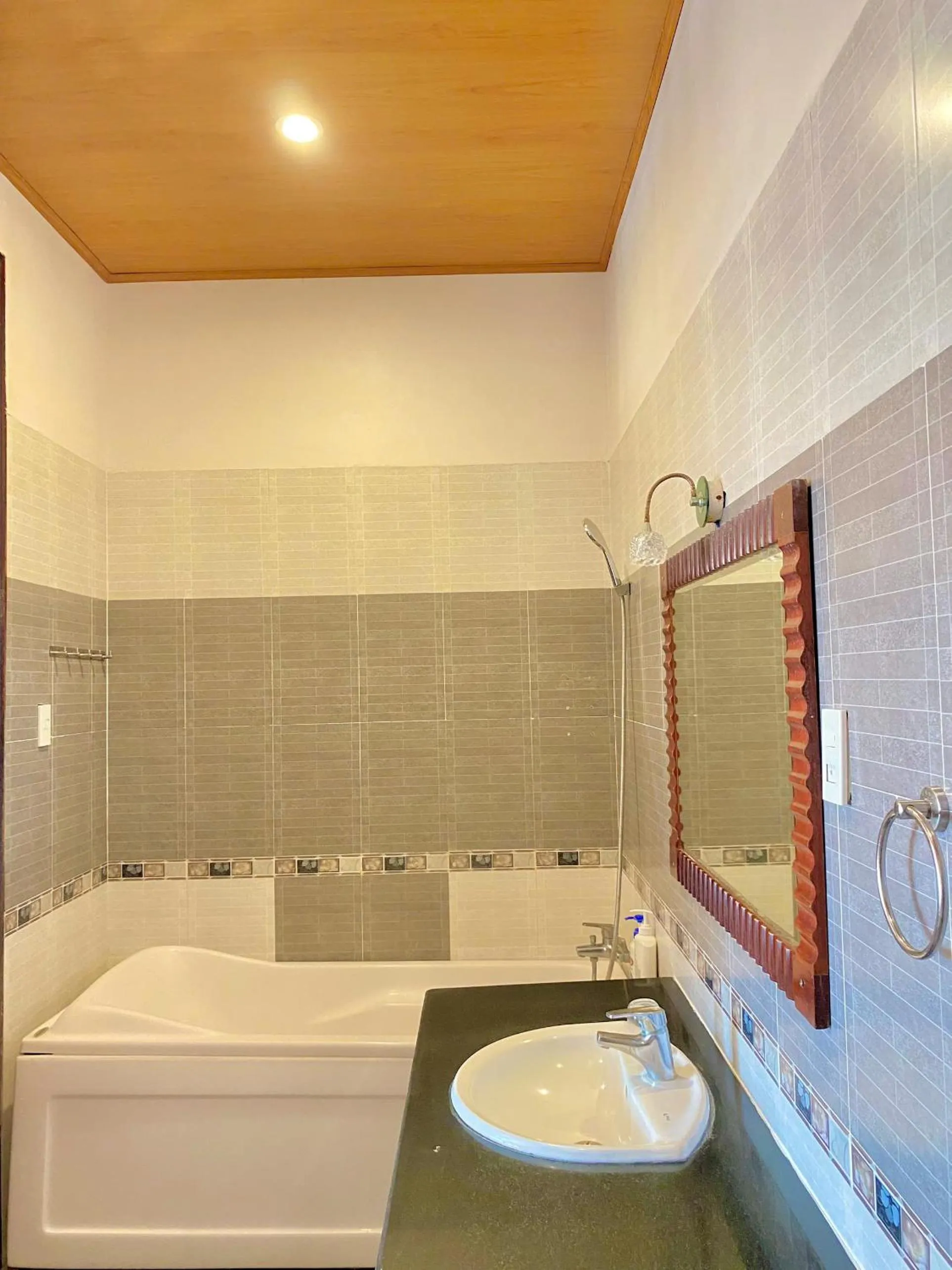 Shower in Phuc Hung 2 Hotel
