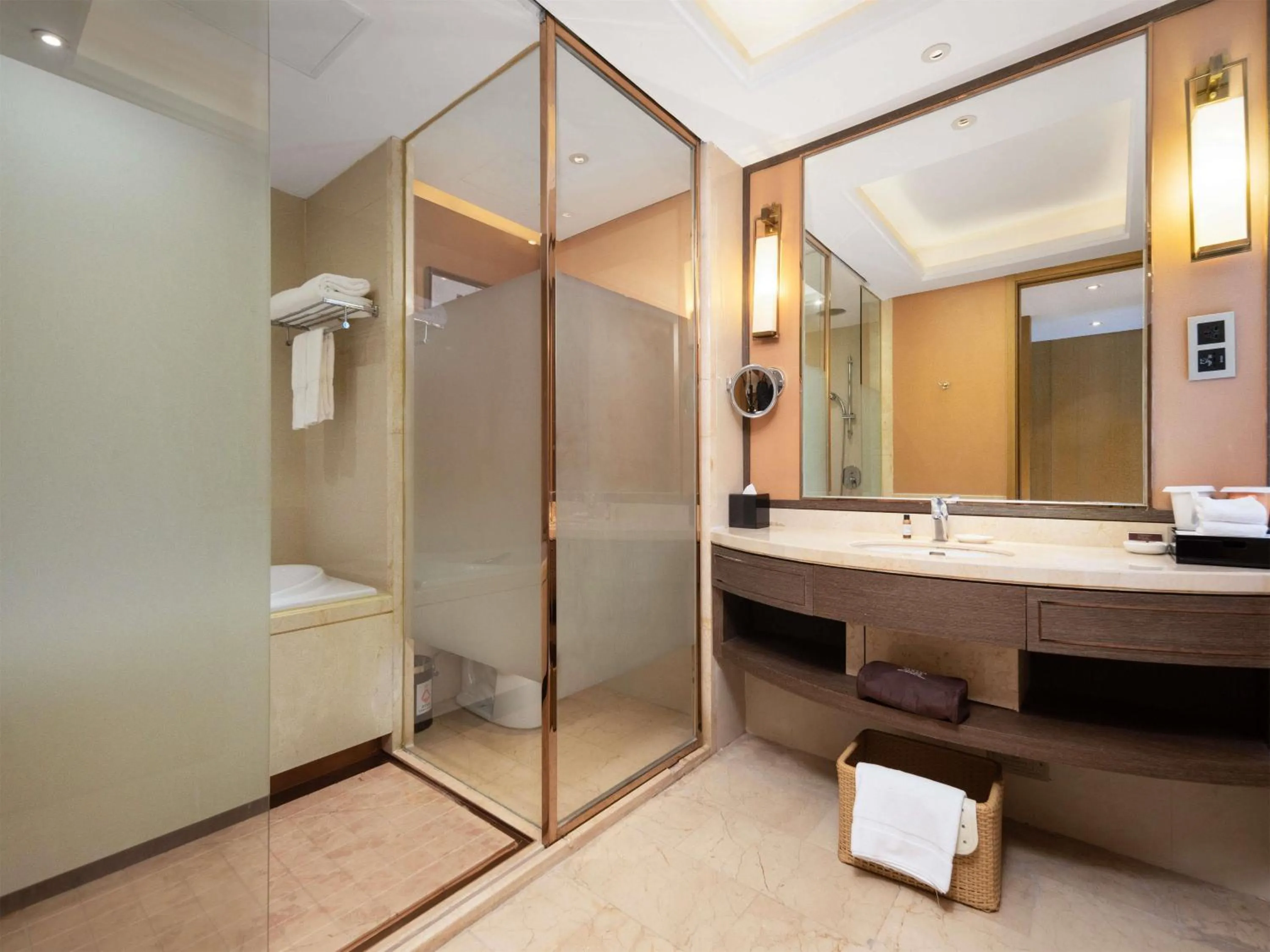 Bathroom in Ramada Plaza By Wyndham Fuzhou South