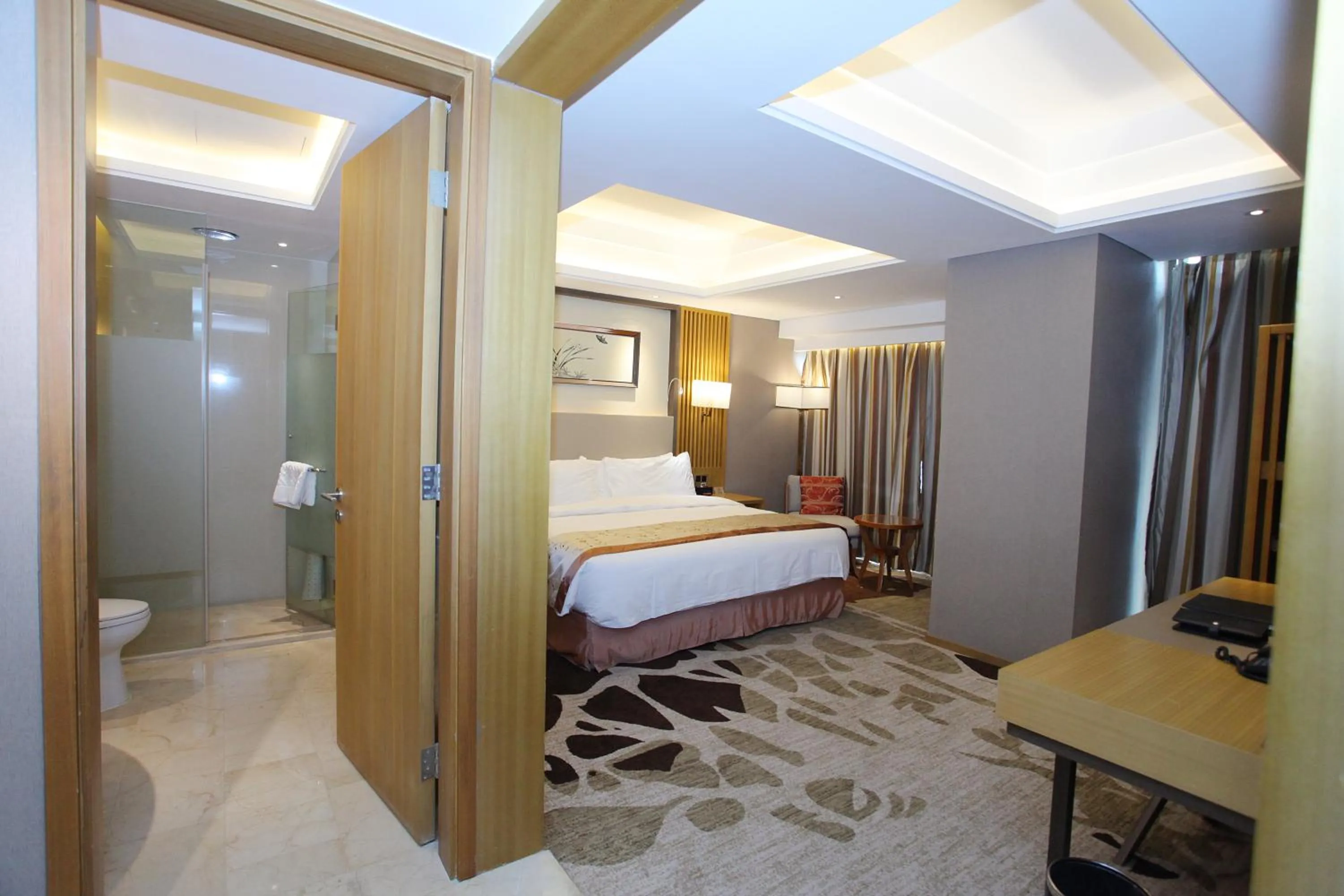 Photo of the whole room, Bed in Ramada Plaza By Wyndham Fuzhou South