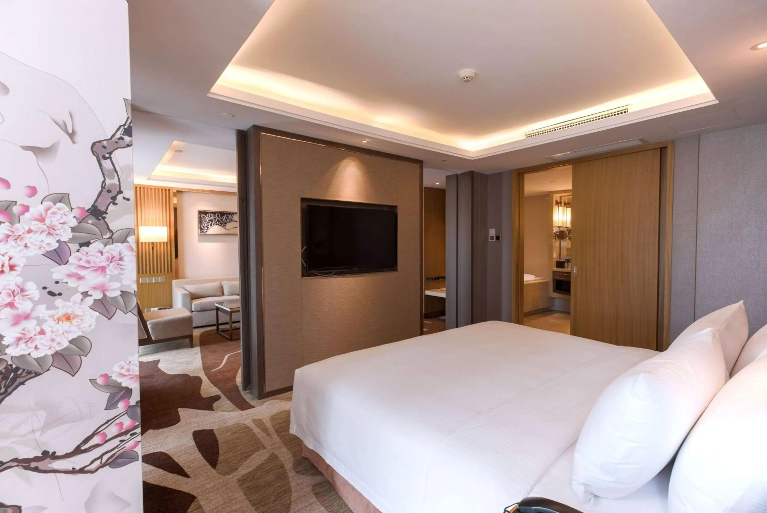 Photo of the whole room, Bed in Ramada Plaza By Wyndham Fuzhou South