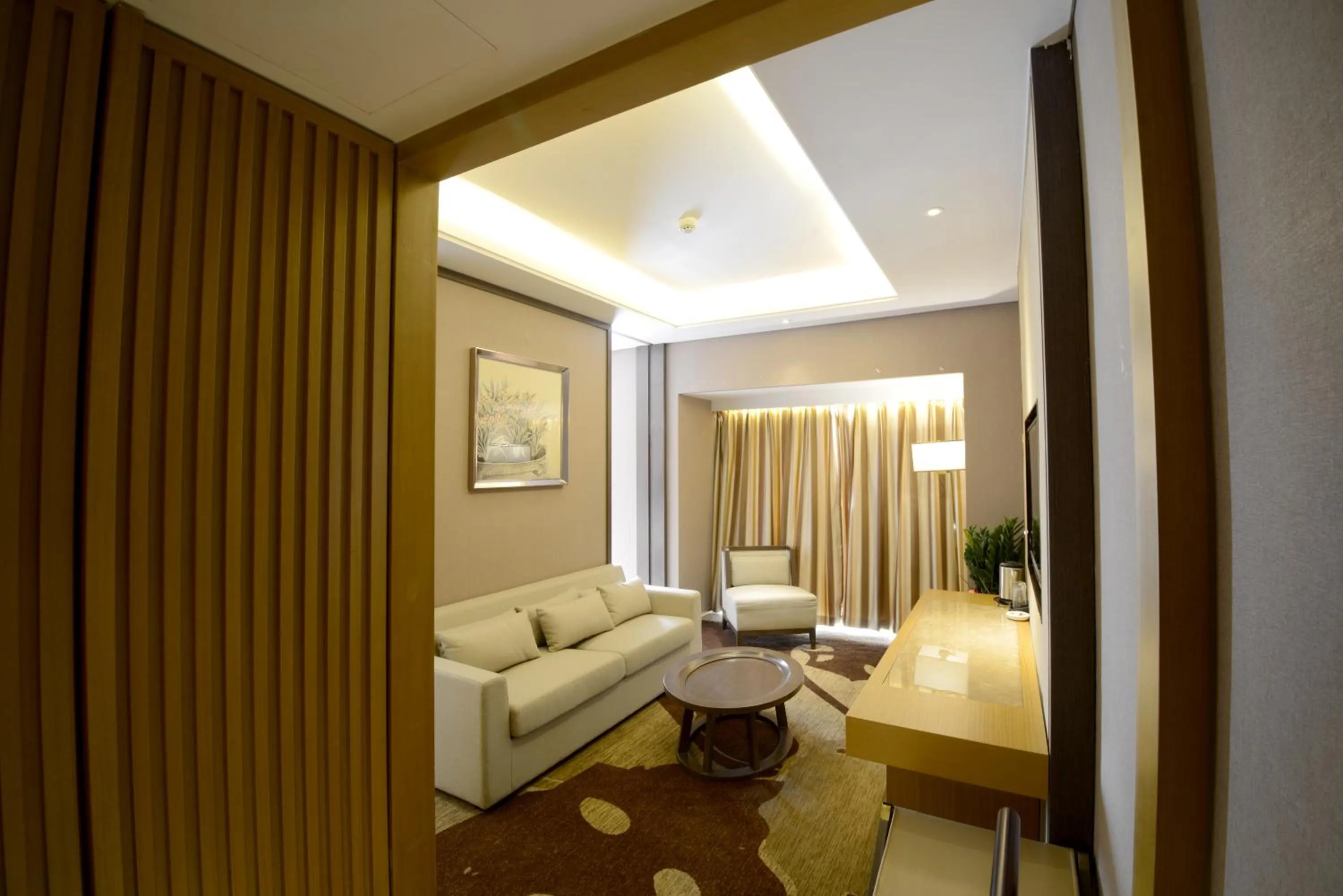 Living room, Bed in Ramada Plaza By Wyndham Fuzhou South