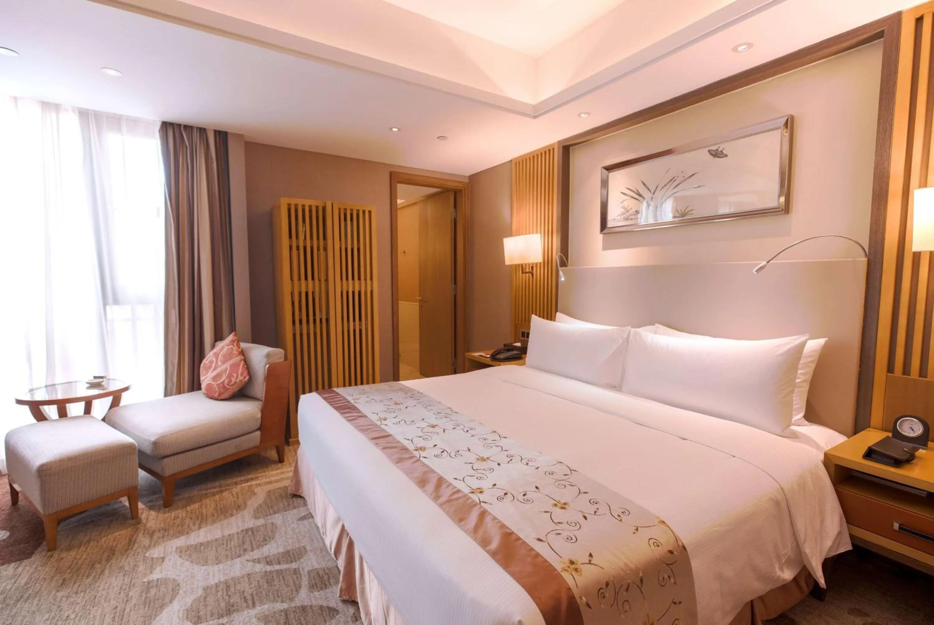 Photo of the whole room, Bed in Ramada Plaza By Wyndham Fuzhou South