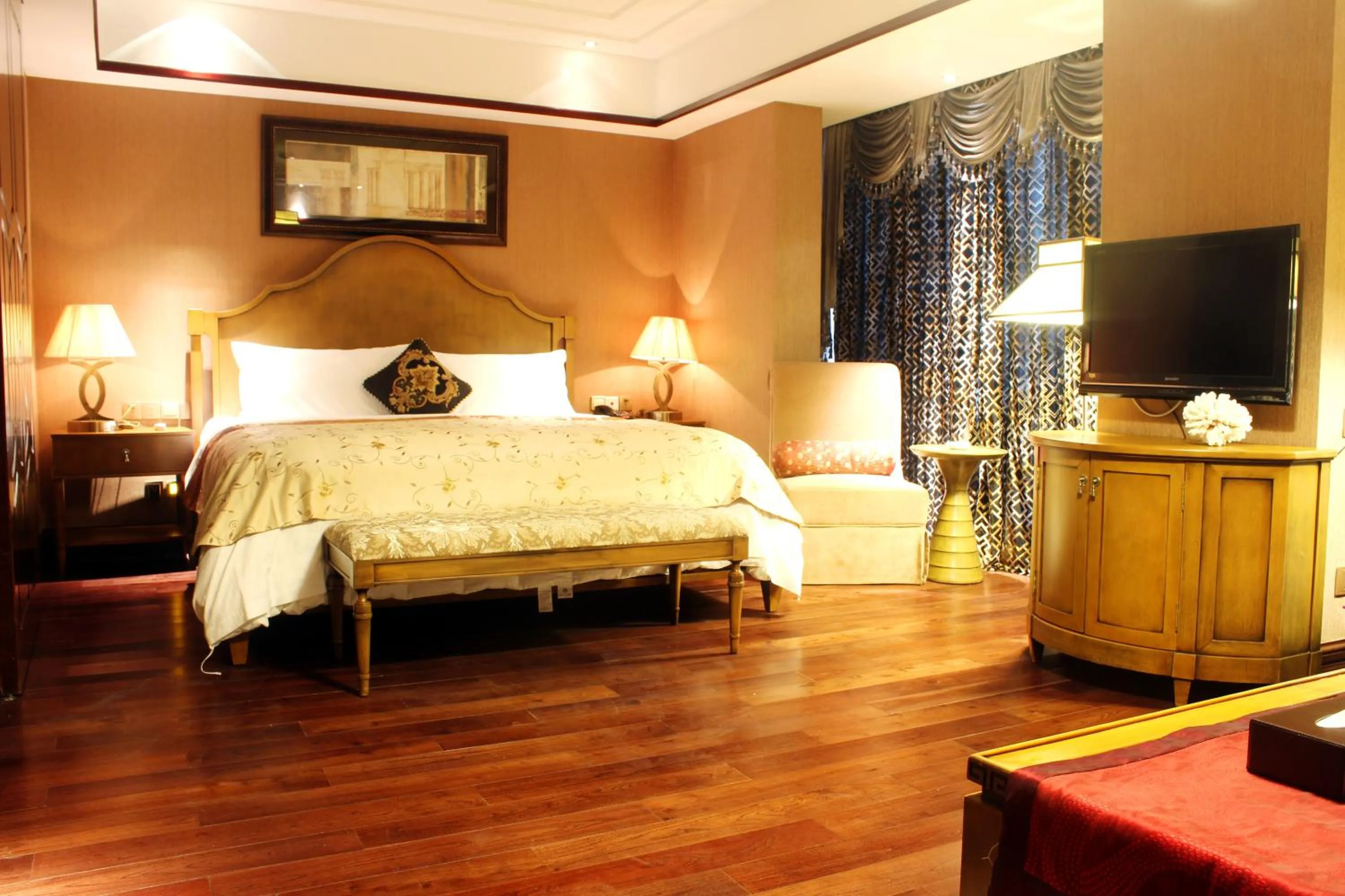 Living room, Bed in Ramada Plaza By Wyndham Fuzhou South