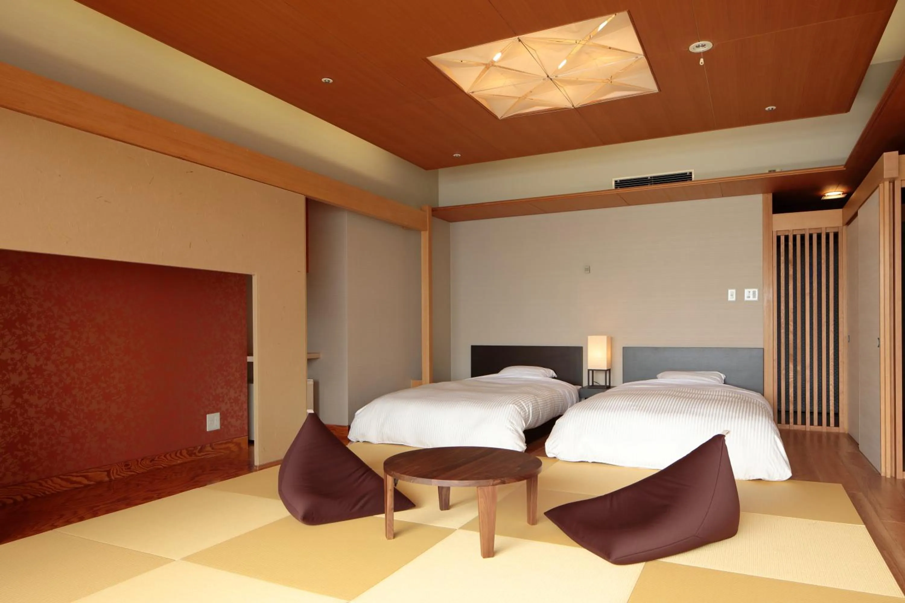 Photo of the whole room, Bed in Kikusuitei