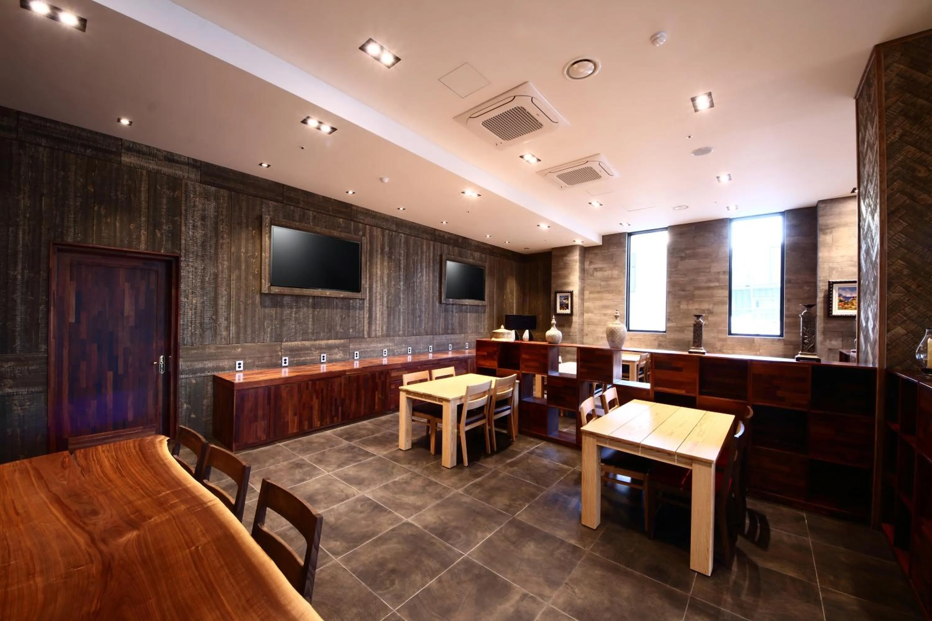 Restaurant/places to eat in Benikea The H Hotel