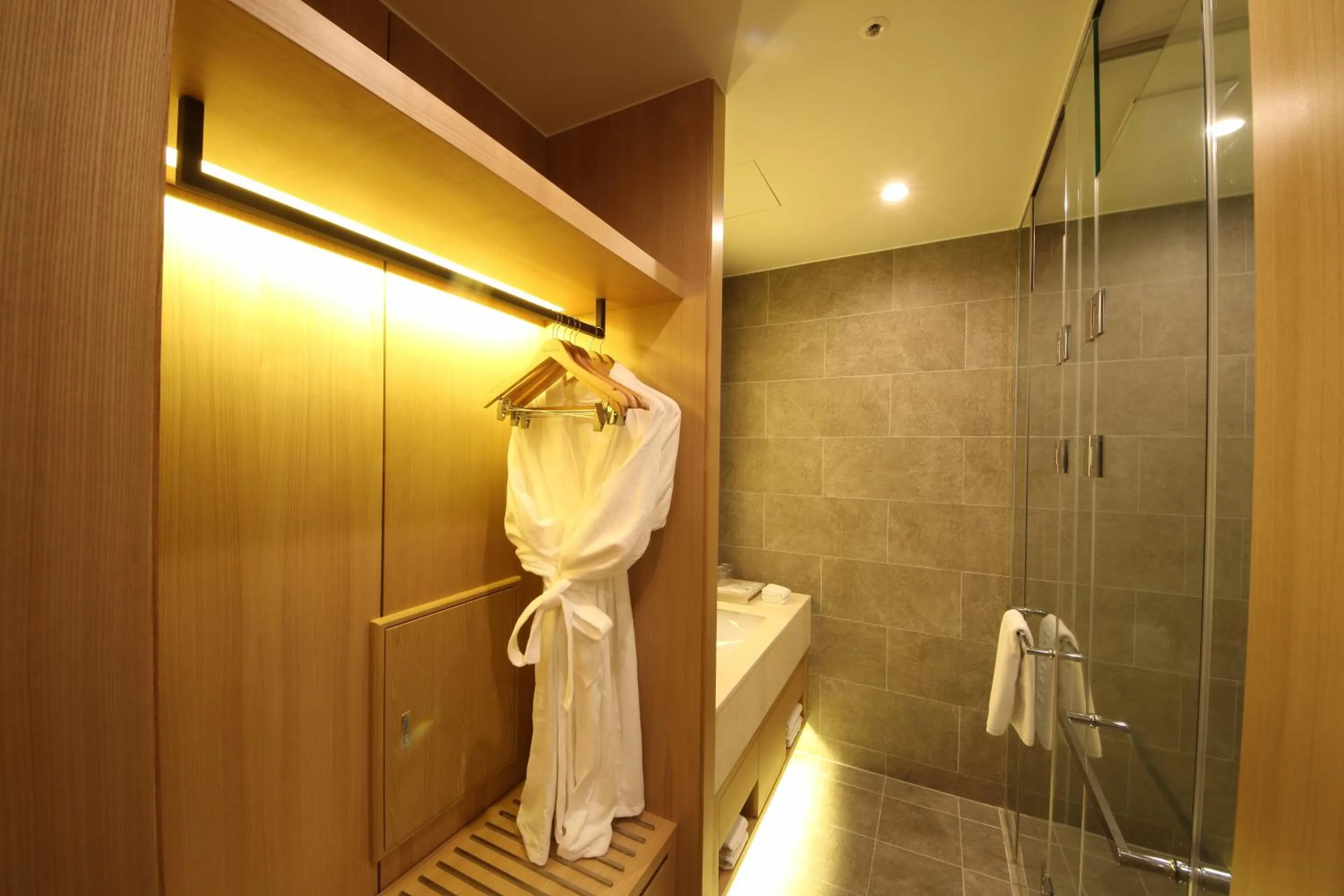 Shower in Benikea The H Hotel