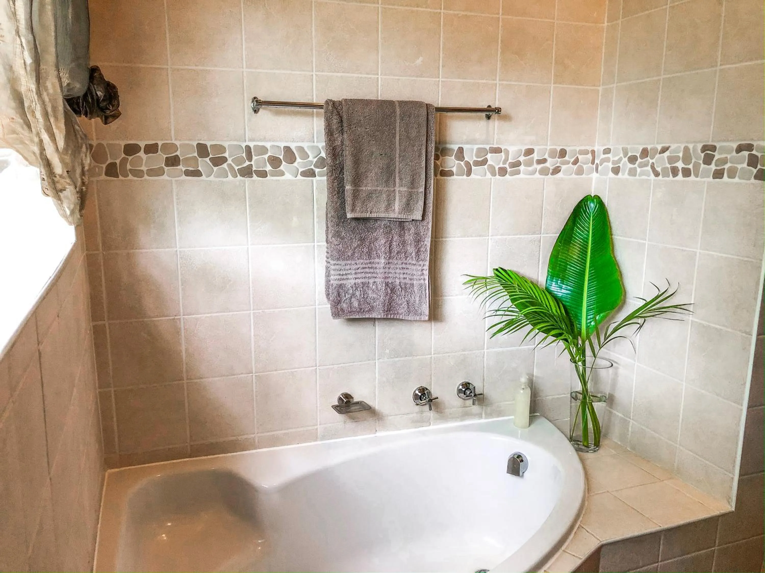 Bathroom in Ingwenya Lodge