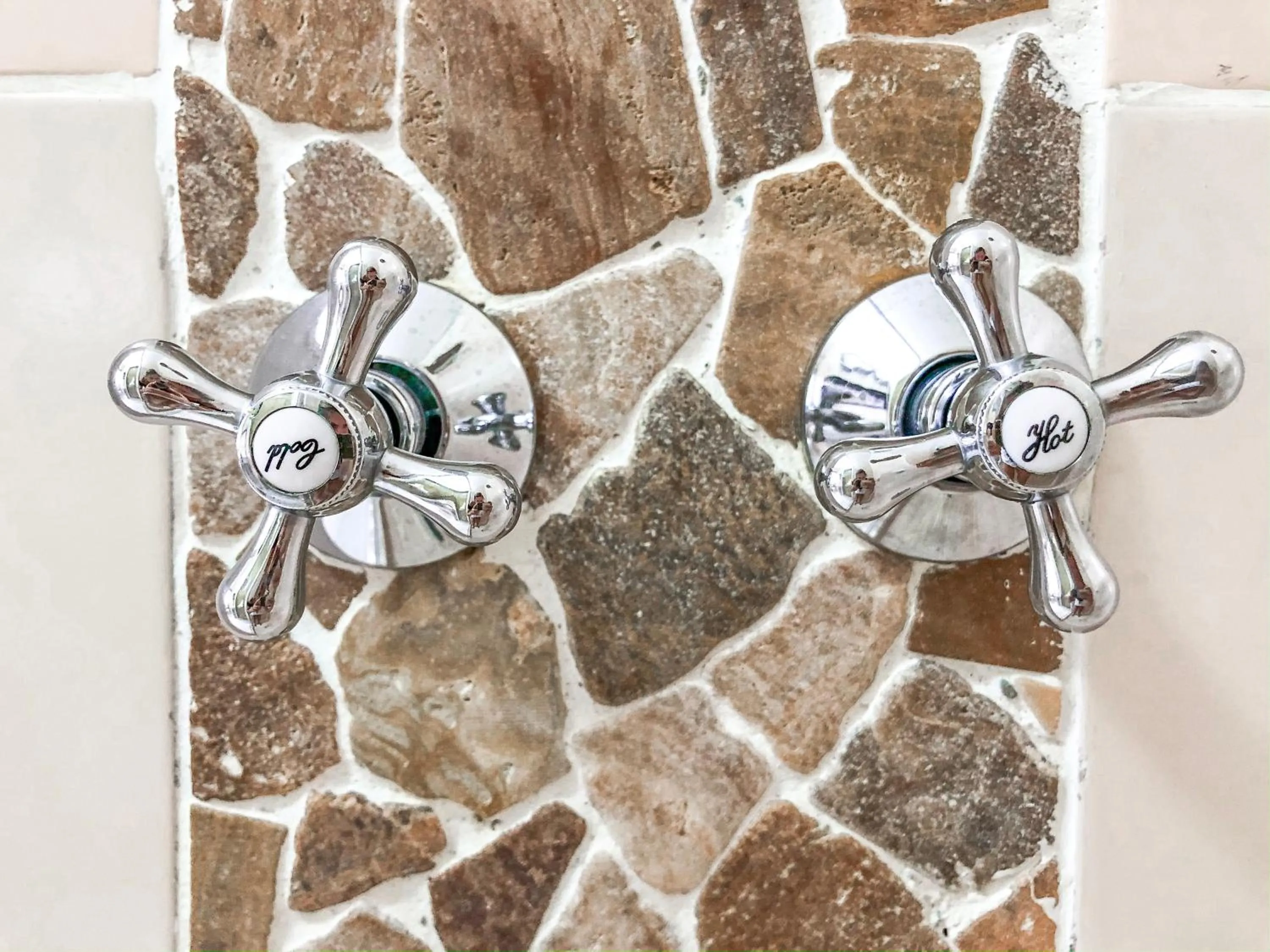 Bathroom in Ingwenya Lodge