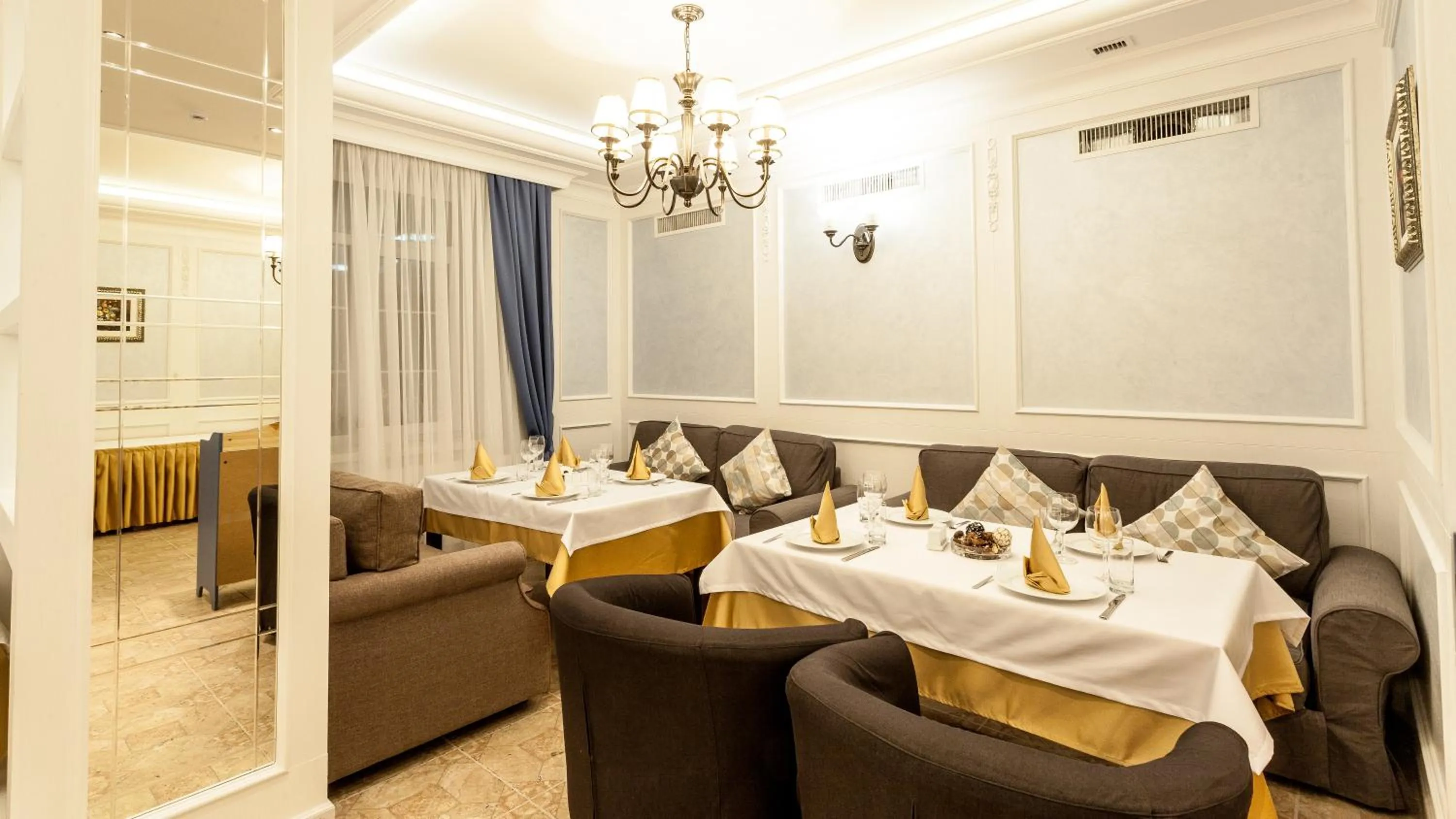 Restaurant/places to eat in Hotel Monaco